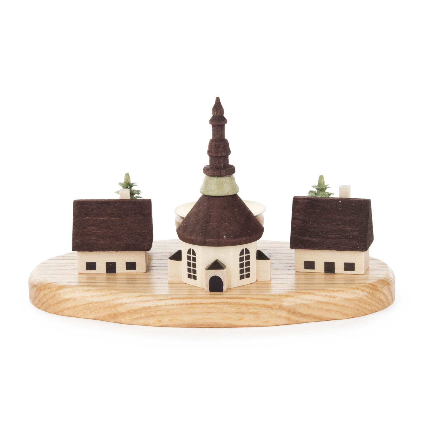 Holz-Kerzenhalter im Stil eines Dorfes mit einer zentralen Kirche und zwei flankierenden Häusern, typische Handwerkskunst aus Seiffen.