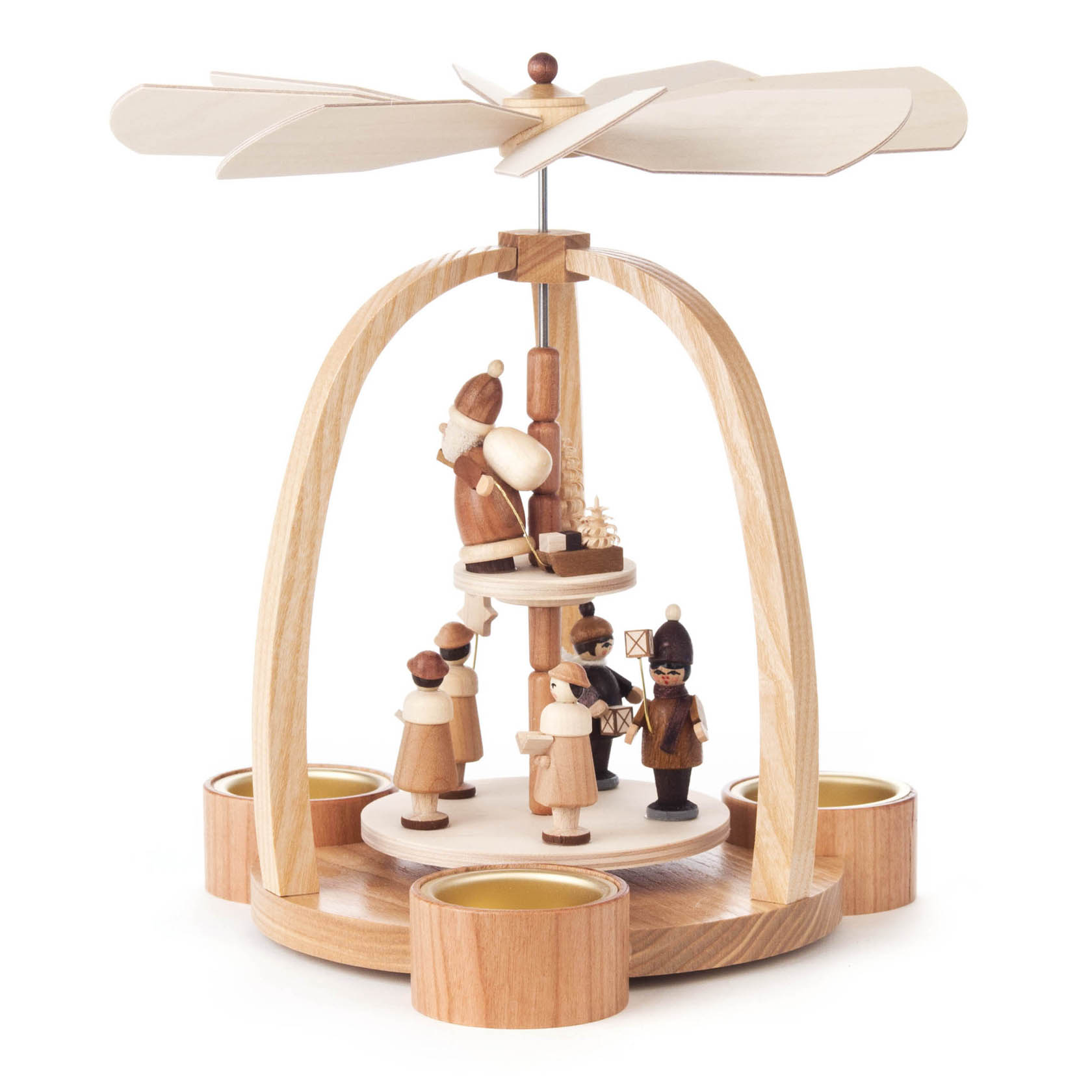 Holzpyramide mit drehenden Flügeln, auf der Stufen Weihnachtsmann, Kurrende-Sänger und Laternenkindern stehen. Unten vier Teelichtschalen.