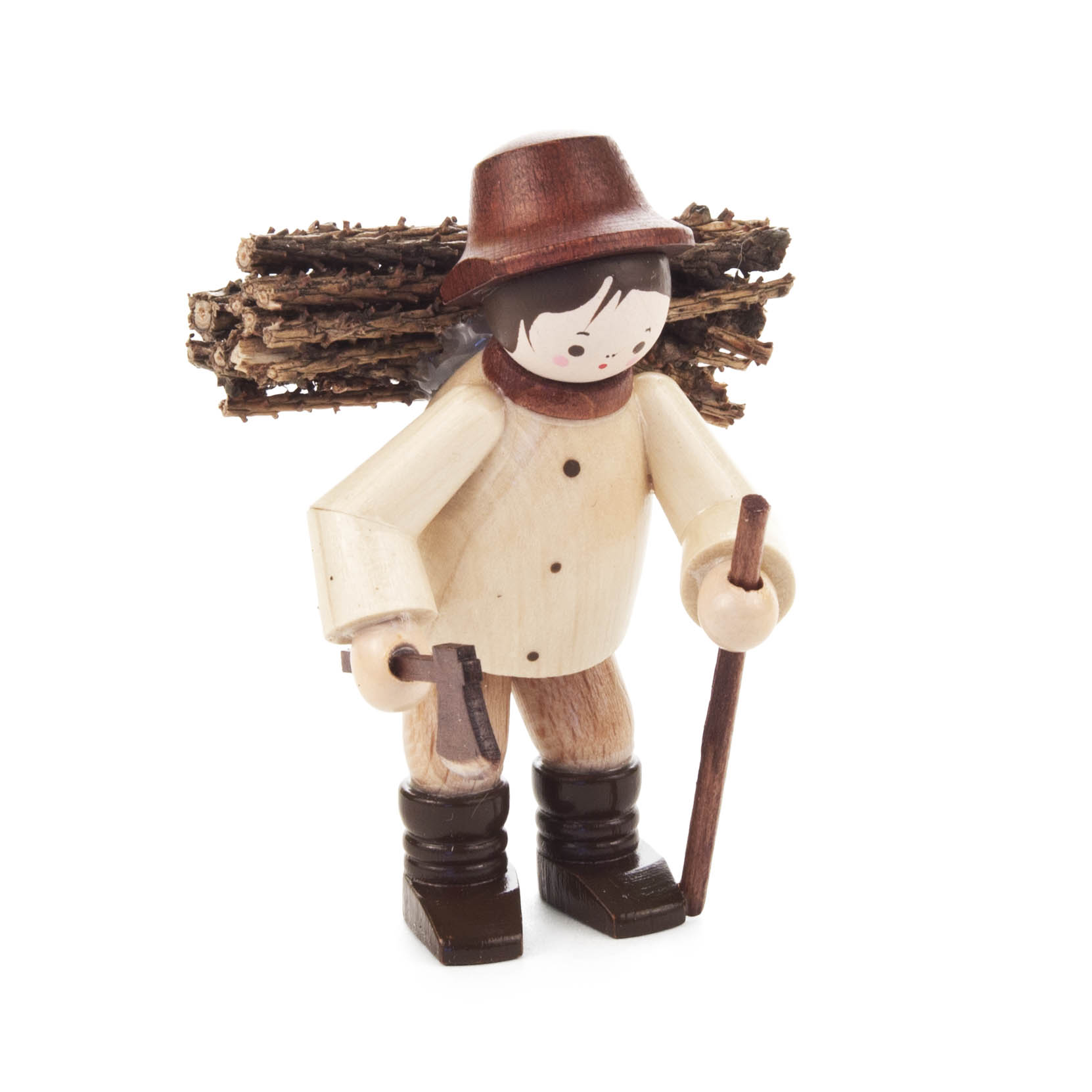 Holzfigur eines Mannes in einem hellen Mantel und Hut, trägt Reisigbündel auf dem Rücken und hält einen Wanderstock. im Dregeno Online Shop günstig kaufen