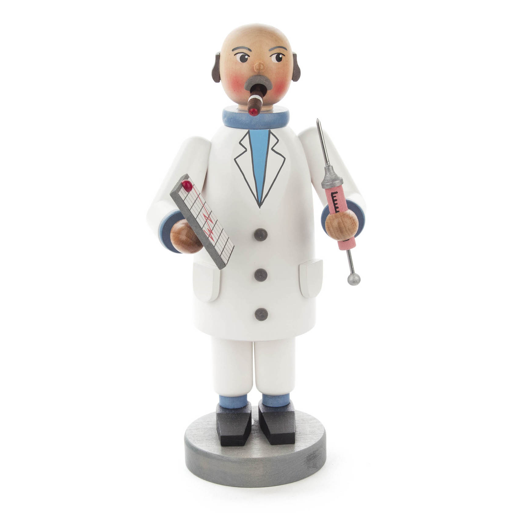 Holzfigur eines Arztes in einem weißen Kittel. Er hält eine Spritze in der rechten Hand und ein Klemmbrett in der linken. Raucht eine Pfeife. im Dregeno Online Shop günstig kaufen