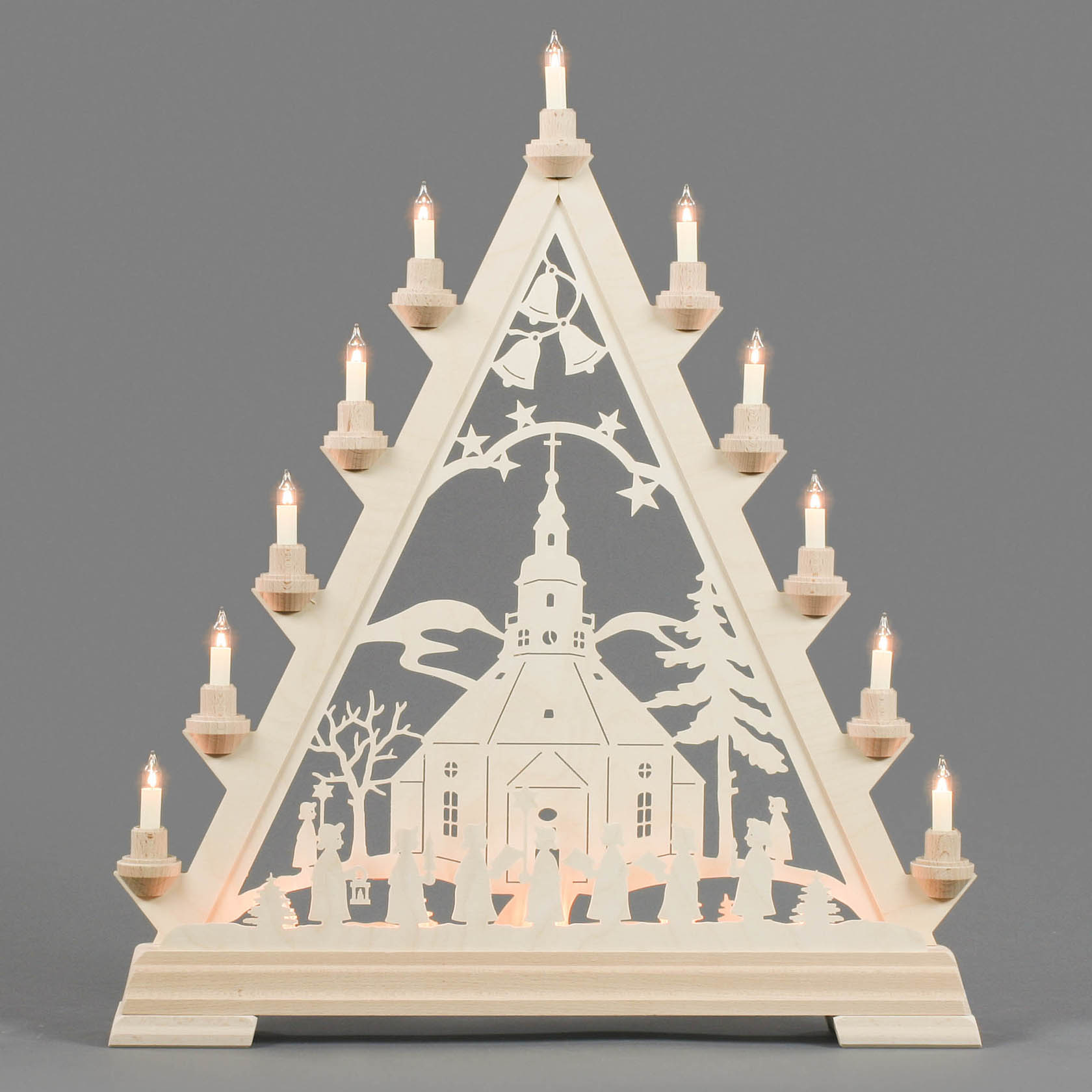 Elektrisch beleuchtetes Holz-Weihnachtsdreieck mit Seiffener Kirche und Kurrende-Figuren, umgeben von 11 Kerzen auf Balken.