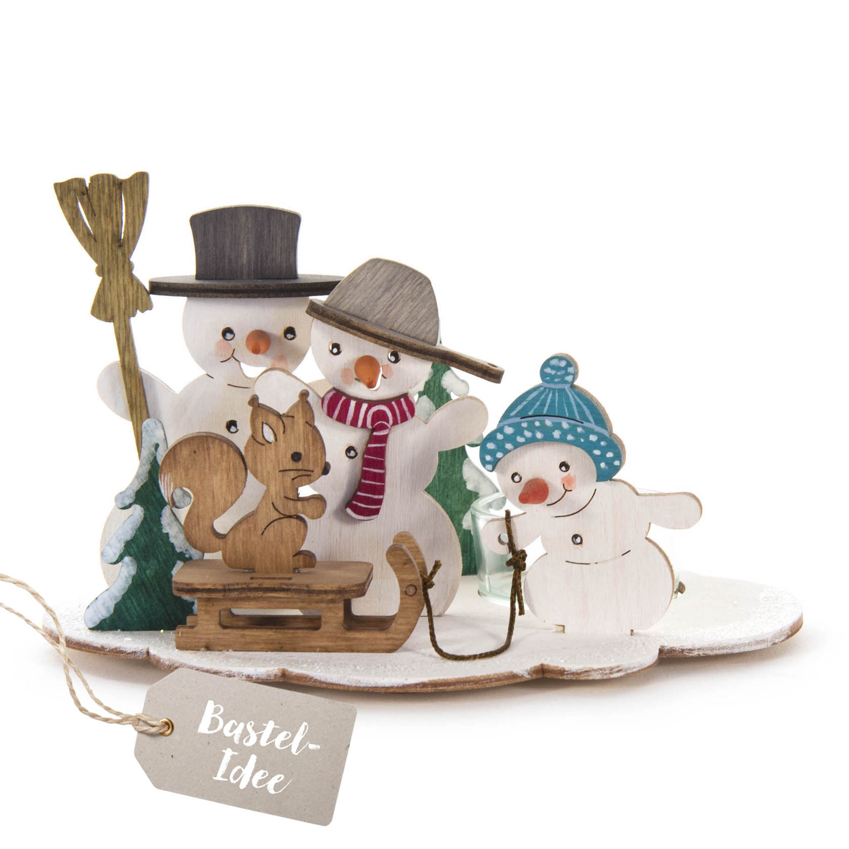 A craft set featuring three snowmen and a squirrel with a sled on a snow base, decorated with miniature trees and winter accessories. im Dregeno Online Shop günstig kaufen