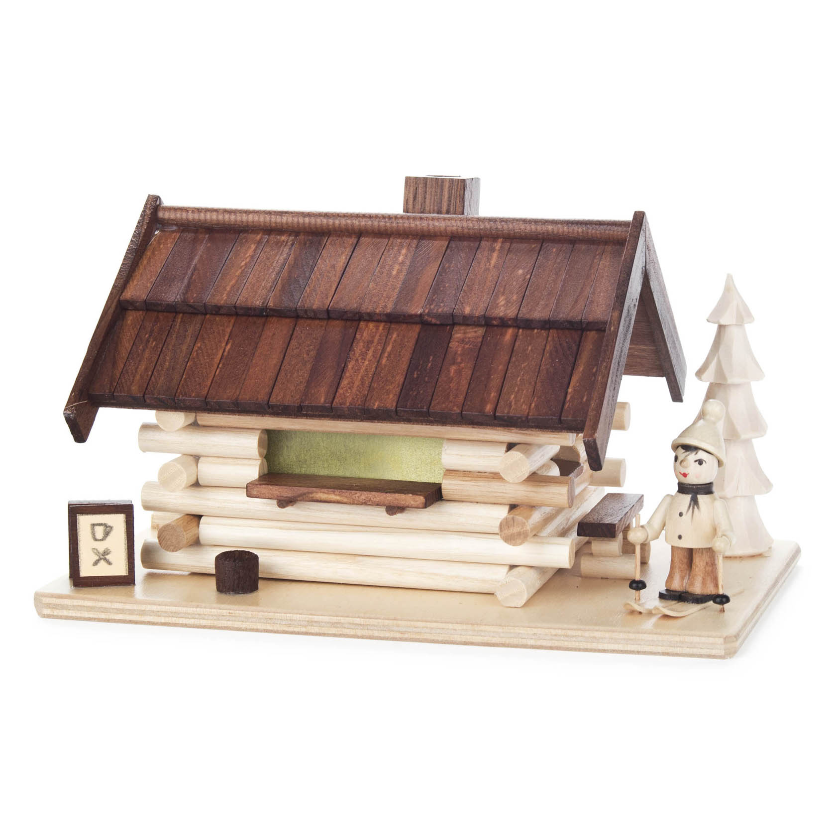 Ein Räucherhaus in Form einer Skihütte aus Holz, mit detailreichem Dach und Blockhausdesign. Daneben steht ein kleiner Skifahrer in traditioneller Kleidung. im Dregeno Online Shop günstig kaufen