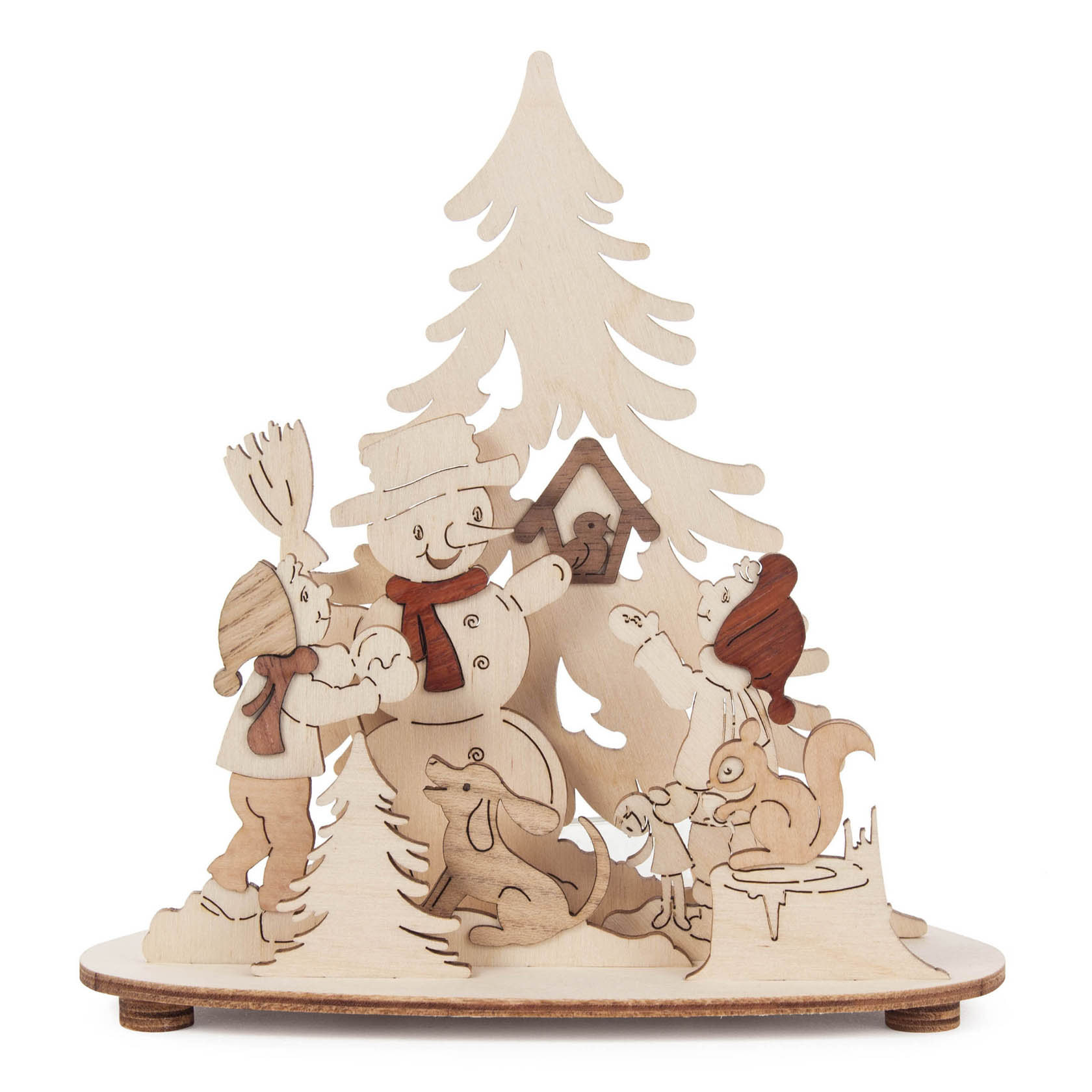 Verschneiter Holz-Teelichthalter mit fünf Ebenen, auf denen Kinder in Winterkleidung um einen Schneemann mit Baum und Tieren stehen. im Dregeno Online Shop günstig kaufen
