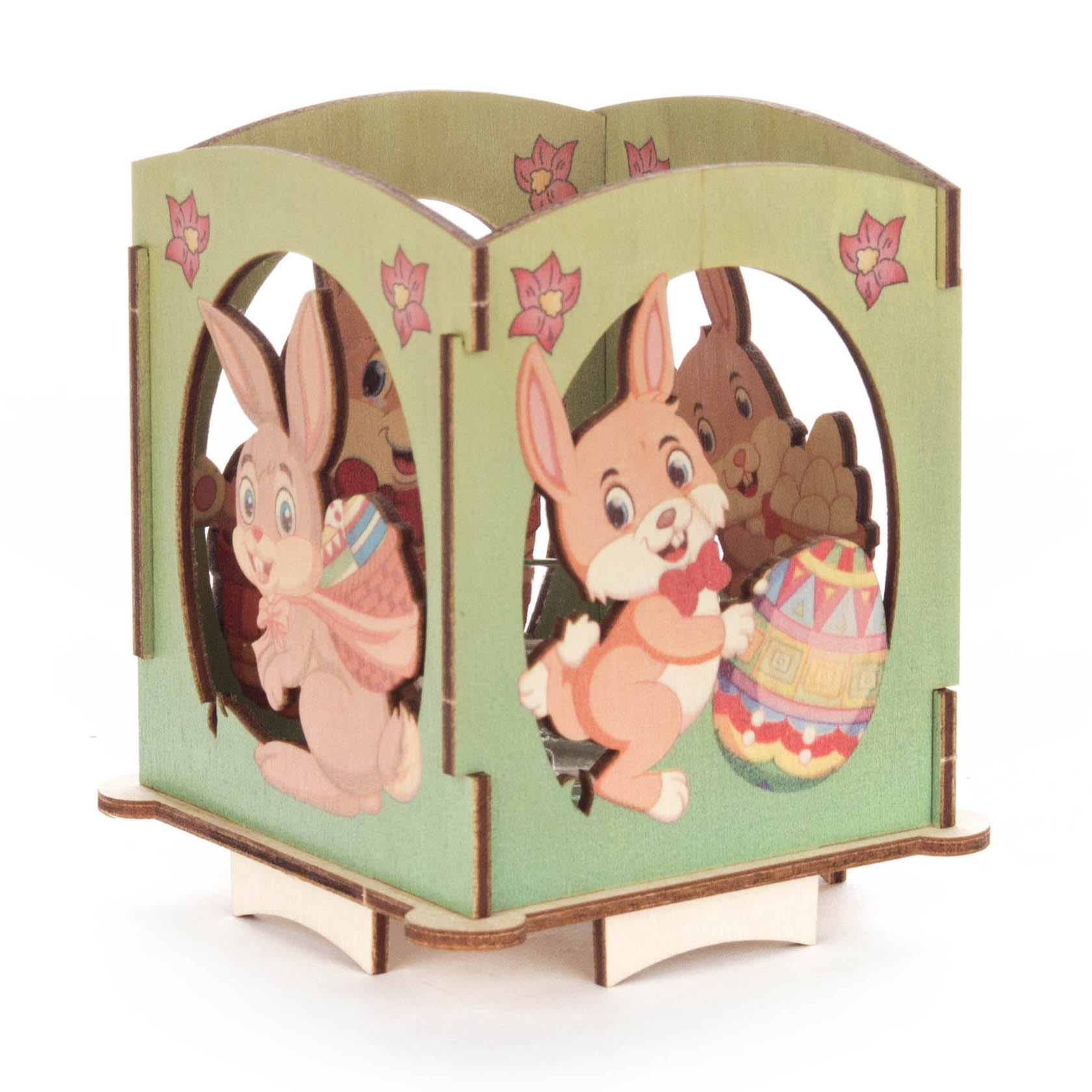 Ein quadratischer Teelichthalter aus Holz mit Osterhäschen-Motiven. Die Häschen tragen Ostereier und sitzen auf grünem Hintergrund mit Blüten dekoriert. im Dregeno Online Shop günstig kaufen