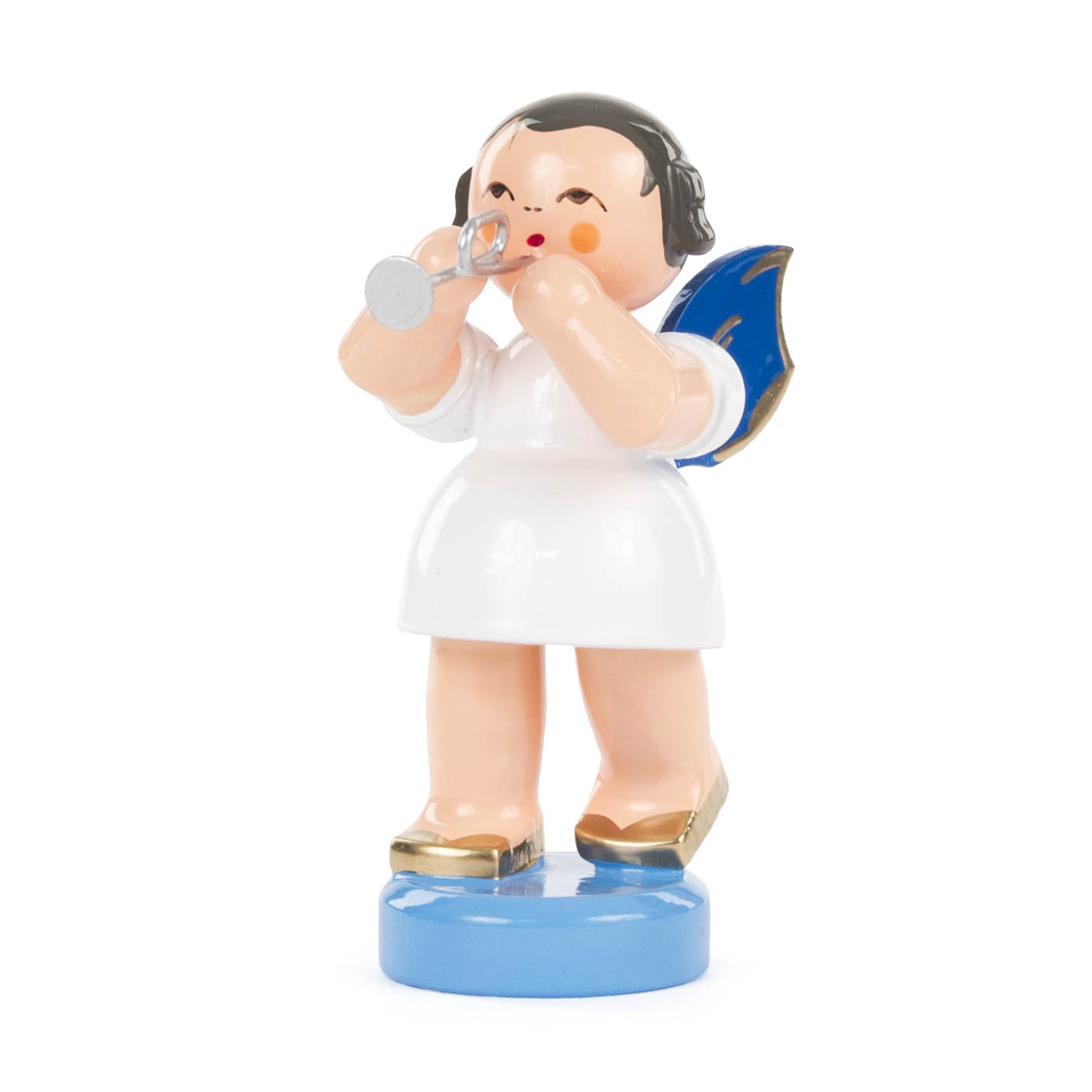 Engelfigur mit blauer Flügel, der eine Piccolotrompete spielt, stehend auf einem blauen Sockel. im Dregeno Online Shop günstig kaufen