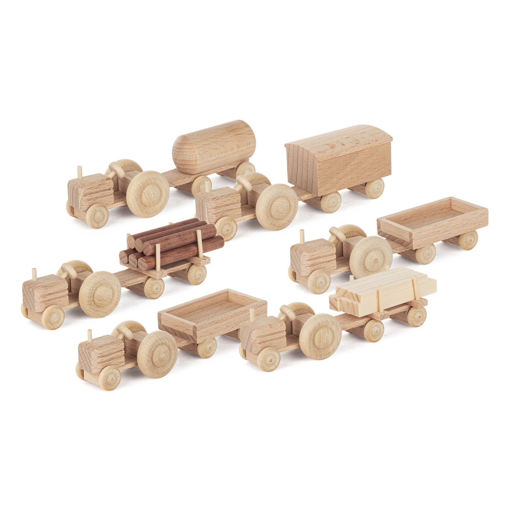 Sechs naturfarbene Mini-Traktoren aus Holz, in Reihen aufgestellt, jeder mit einem unterschiedlichen Anhänger. im Dregeno Online Shop günstig kaufen