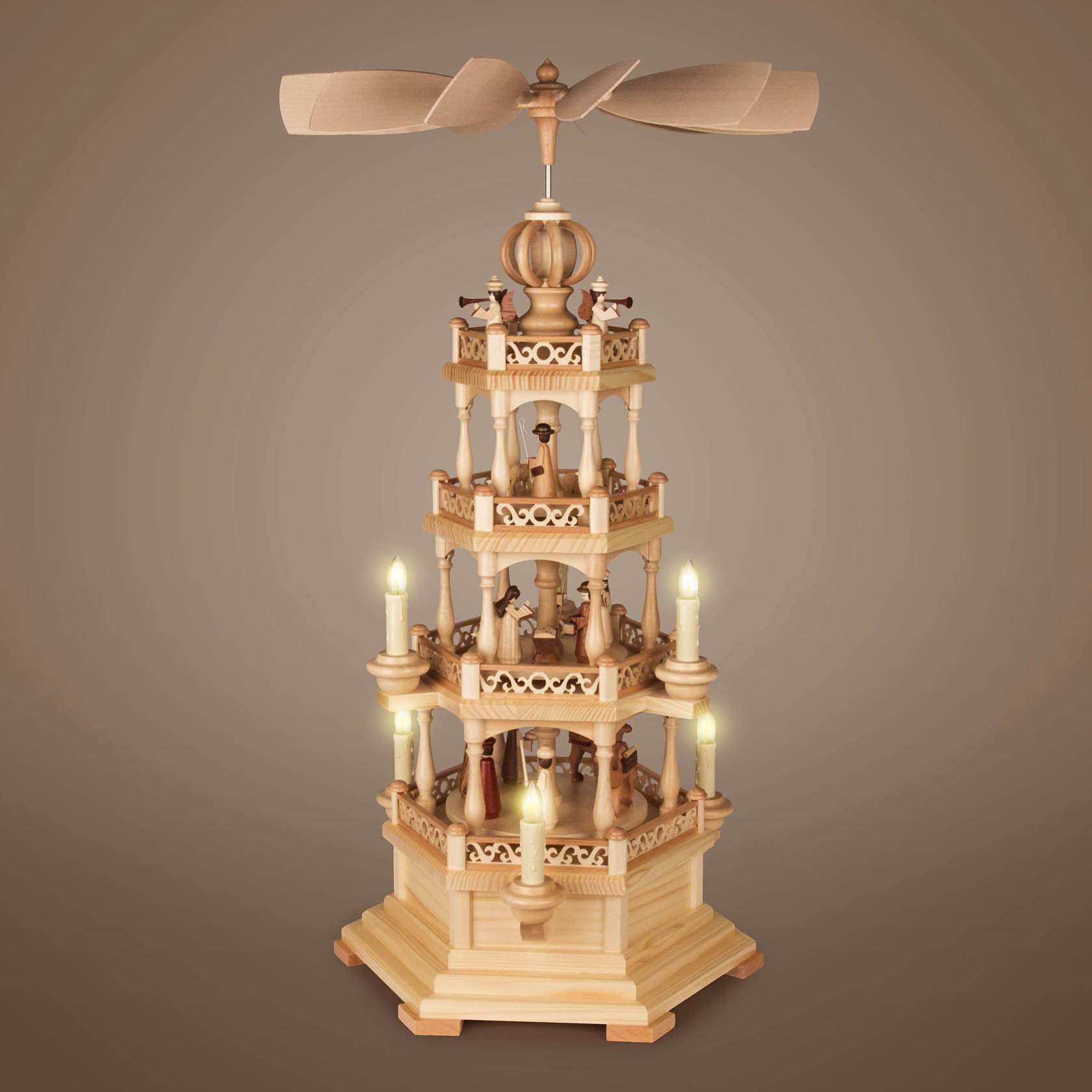 Dreistöckige Weihnachtspyramide mit Szenen der Geburt Christi, elektrischer Beleuchtung, Figuren aus Holz und Flügelradantrieb.