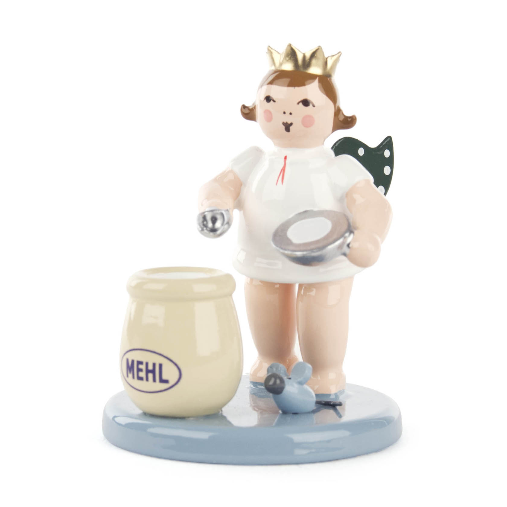 Ein Bäckerengel mit einer goldenen Krone hält einen Mehlsack und einen Teigschaber. Der Engel hat grüne Flügel mit weißen Punkten. im Dregeno Online Shop günstig kaufen