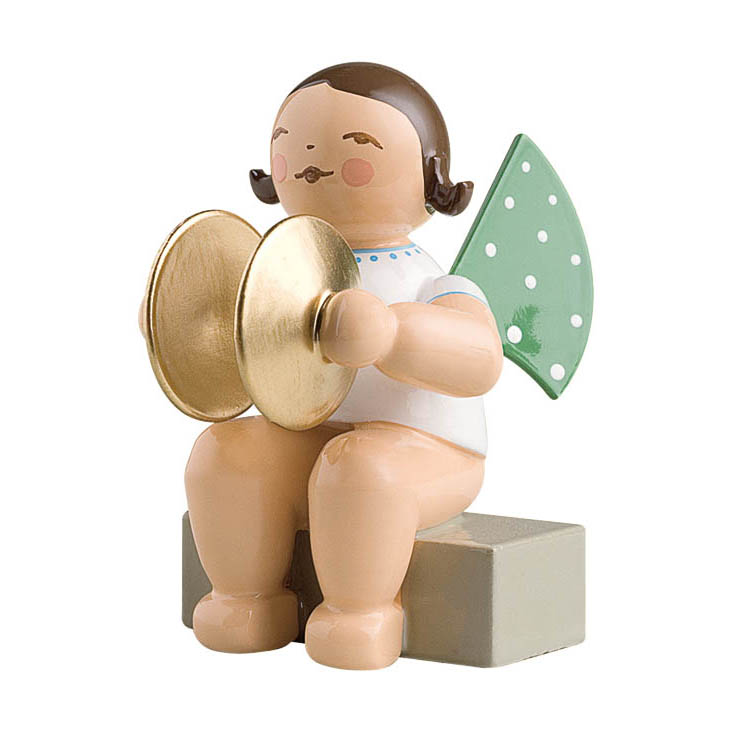 Ein hölzerner sitzender Engelsfigur mit grünen, gepunkteten Flügeln und kurzen braunen Haaren, spielt mit goldenen Becken. im Dregeno Online Shop günstig kaufen