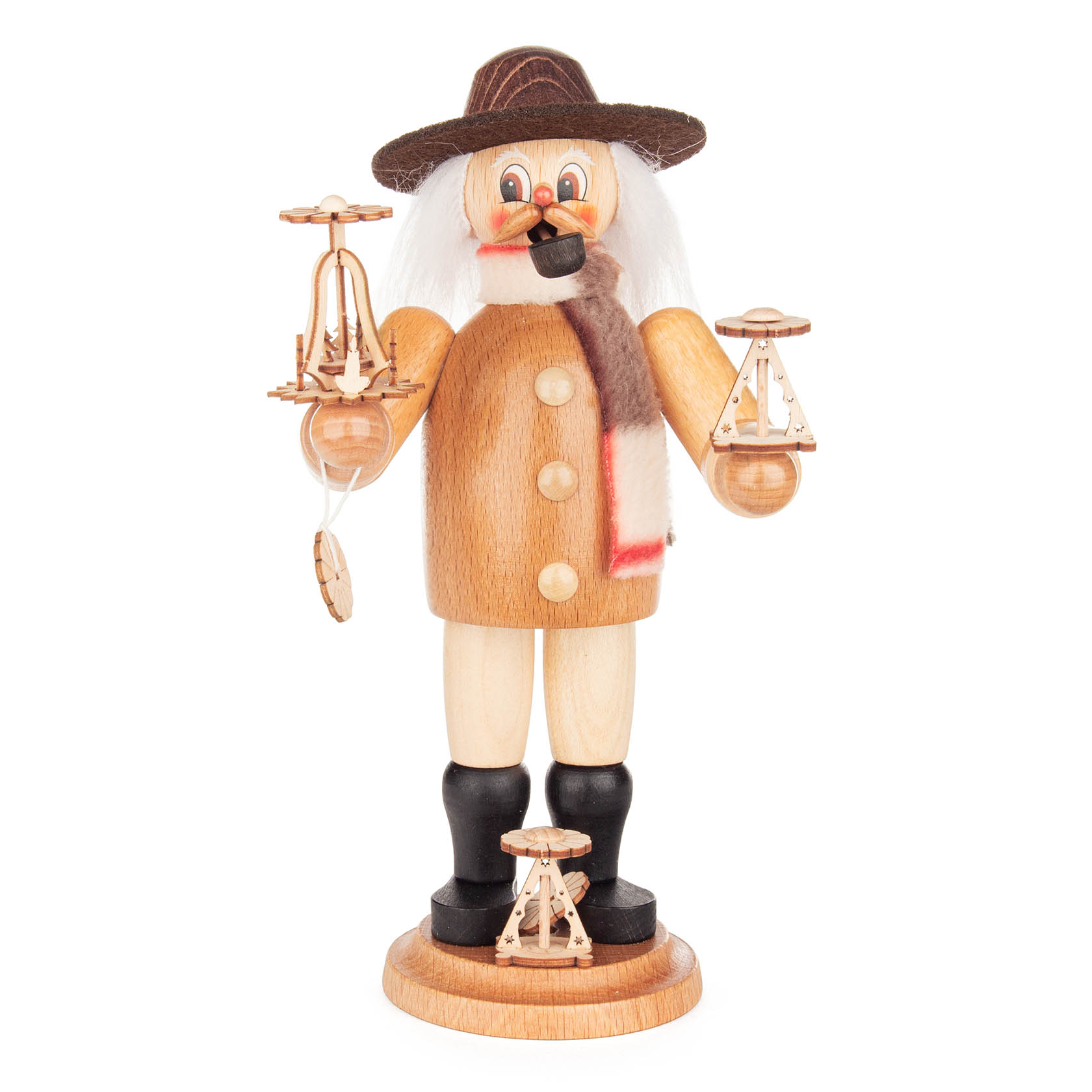 Ein traditioneller Räuchermann, verkleidet als Pyramidenhändler, mit Hut und Schal. In seiner linken Hand hält er eine kleine Weihnachtspyramide. im Dregeno Online Shop günstig kaufen