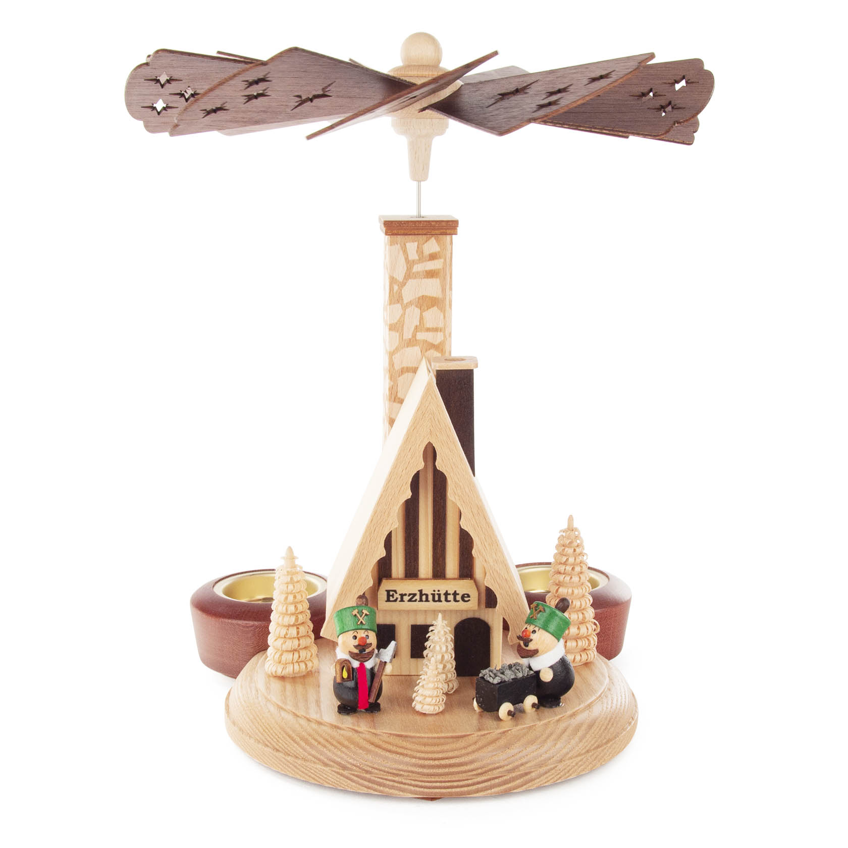 Holzpyramide mit Erzgebirgs-Motiv, einem Bergmann, Weihnachtsbaum und Gebäude mit Schriftzug 'Erzhütte', darüber ein Flügelrad. An den Seiten Teelichthalter. im Dregeno Online Shop günstig kaufen