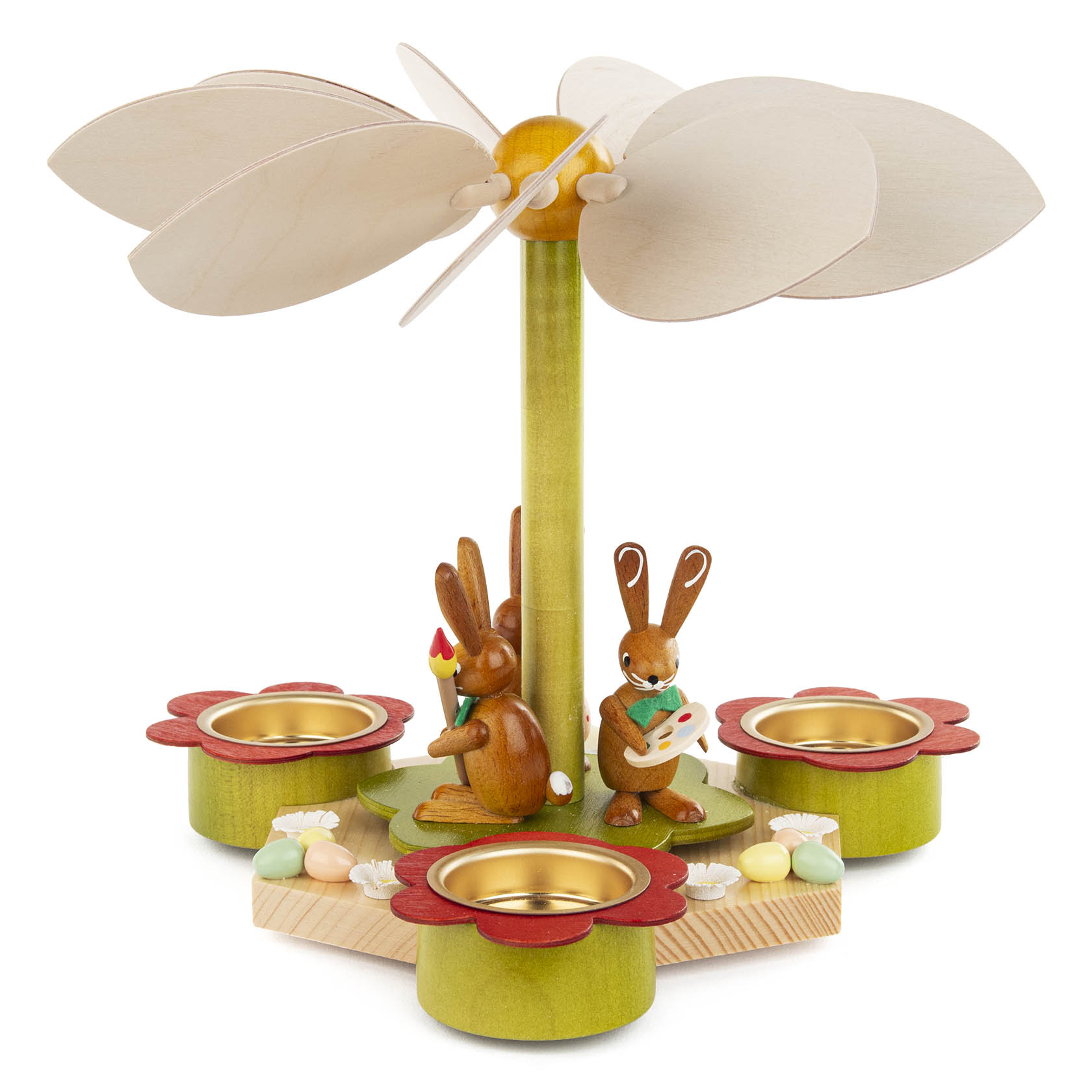 Holzpyramide mit Hasenfiguren und Teelicht-Haltern in Blumenform, oben Flügelrad.
