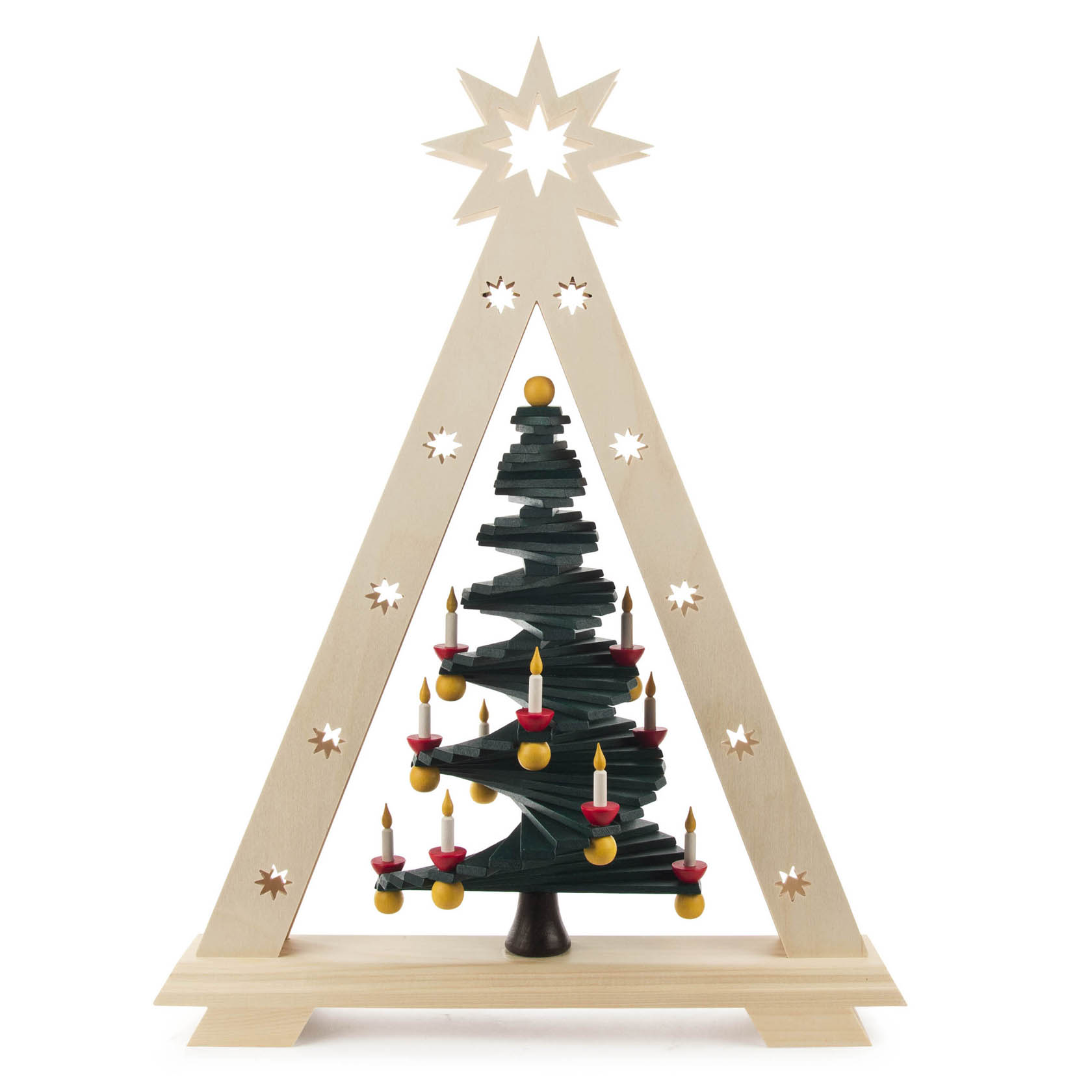 Ein dekorativer Holz-Schwibbogen in Form eines gitterartigen Tannenbaums mit LED-Beleuchtung. Der Baum hat mehrere Ebenen, rot-weiße Kerzen und gelbe Kugeln. im Dregeno Online Shop günstig kaufen