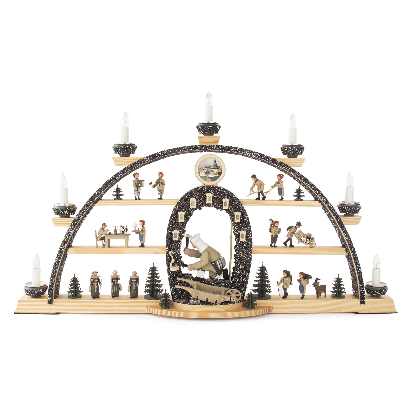Ein Schwibbogen mit einem Hauer und Grubenlampe in der Mitte, umgeben von verschiedenen Figuren, die Bergleute darstellen. Der Schwibbogen hat mehrere elektrische Kerzen. im Dregeno Online Shop günstig kaufen