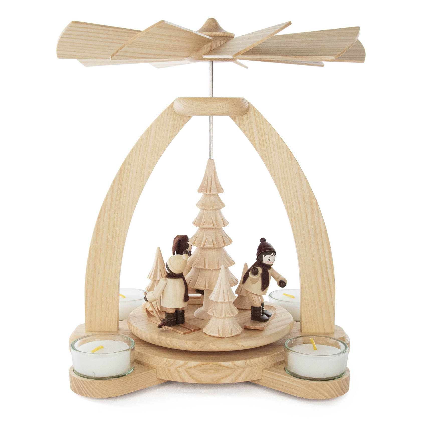 Holzpyramide mit Wintersportlern und Tannen, angetrieben von Teelichten, Figuren in traditioneller Tracht. im Dregeno Online Shop günstig kaufen