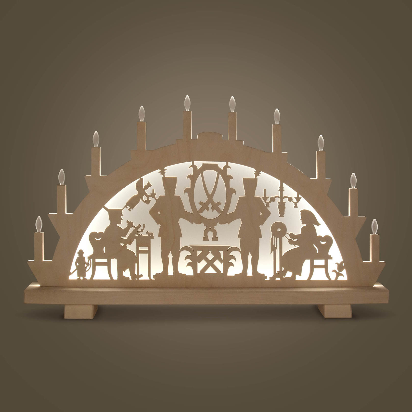 Erzgebirgischer Schwibbogen mit LED-Beleuchtung, zeigt Silhouetten traditioneller Handwerkerfiguren in Aktion, umgeben von Lichtern.
