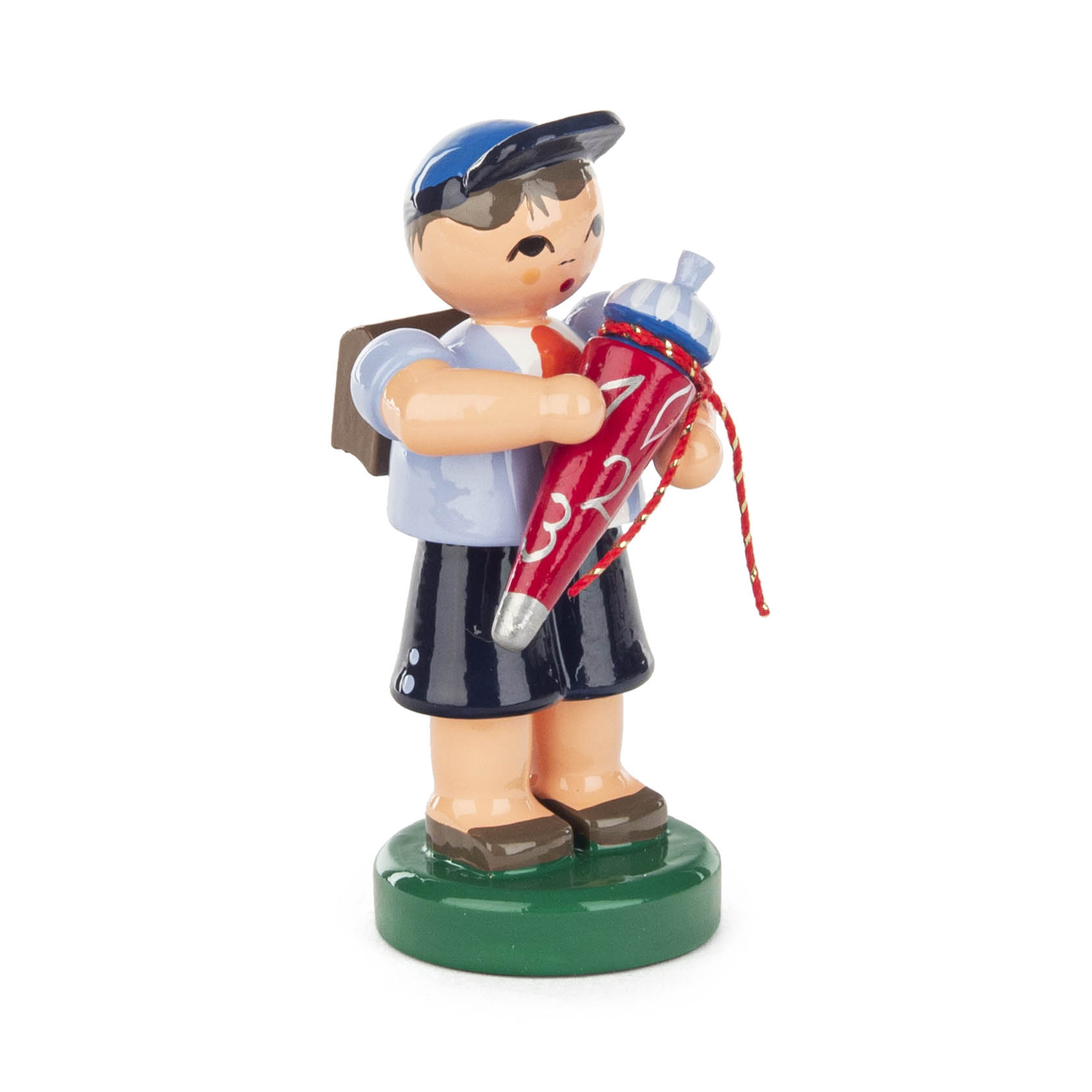Figur eines Jungen in Schuluniform mit blauem Hut und braunem Rucksack, der eine rote Schultüte mit der Aufschrift '1. ABC' hält. im Dregeno Online Shop günstig kaufen