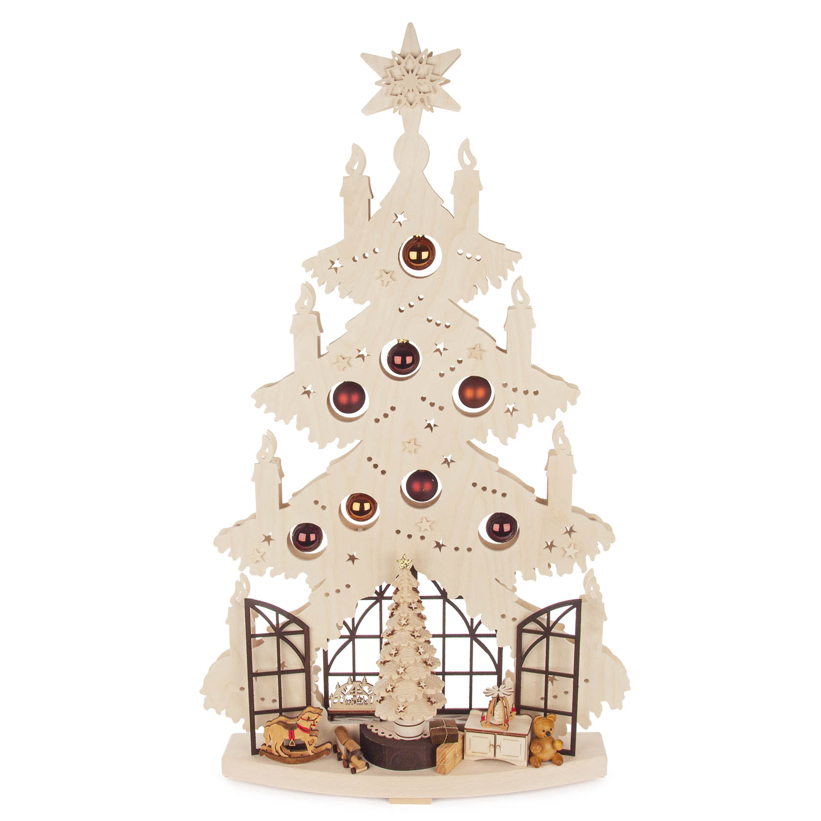 Holzschwibbogen in Form eines Weihnachtsbaumes mit Kerzen und runden Ornamenten. Vor dem Baumsockel stehen Holzspielzeuge und ein kleiner Tisch. im Dregeno Online Shop günstig kaufen