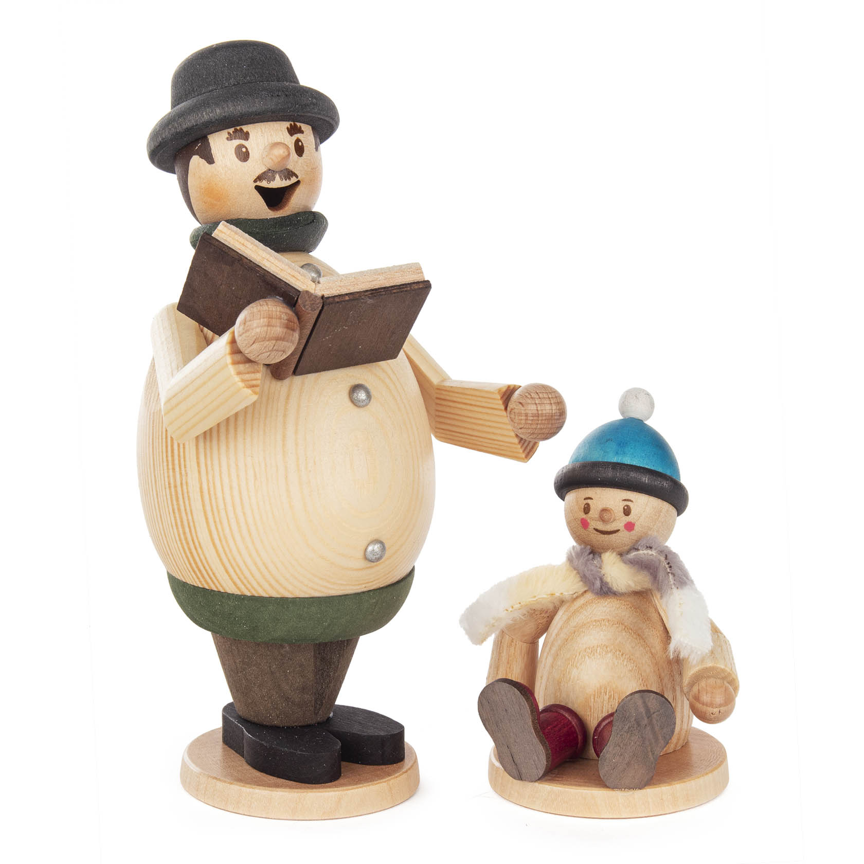 Wooden smoker figure Max, dressed in a hat and green scarf, holds a book and stands next to a seated, smaller figure named Mäxchen, wearing a hat and scarf. im Dregeno Online Shop günstig kaufen