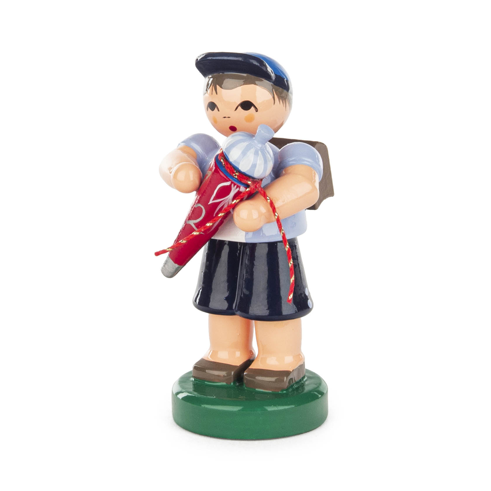 Holzfigur eines Jungen mit blauer Mütze und Lederranzen auf dem Rücken. Er hält eine rot-weiße Schultüte und trägt einen blauen Rock.