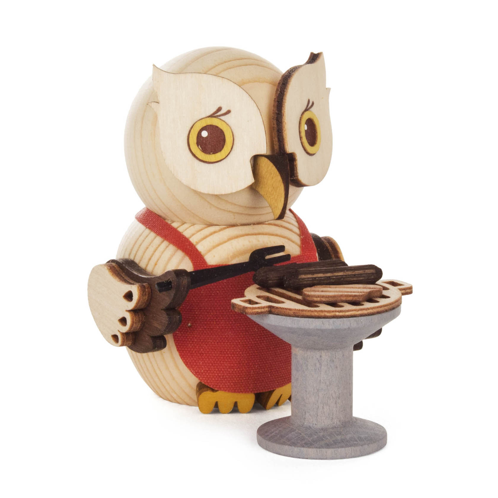 Holzeule in roter Schürze steht vor einem Holzkohlegrill mit Grillgut. im Dregeno Online Shop günstig kaufen