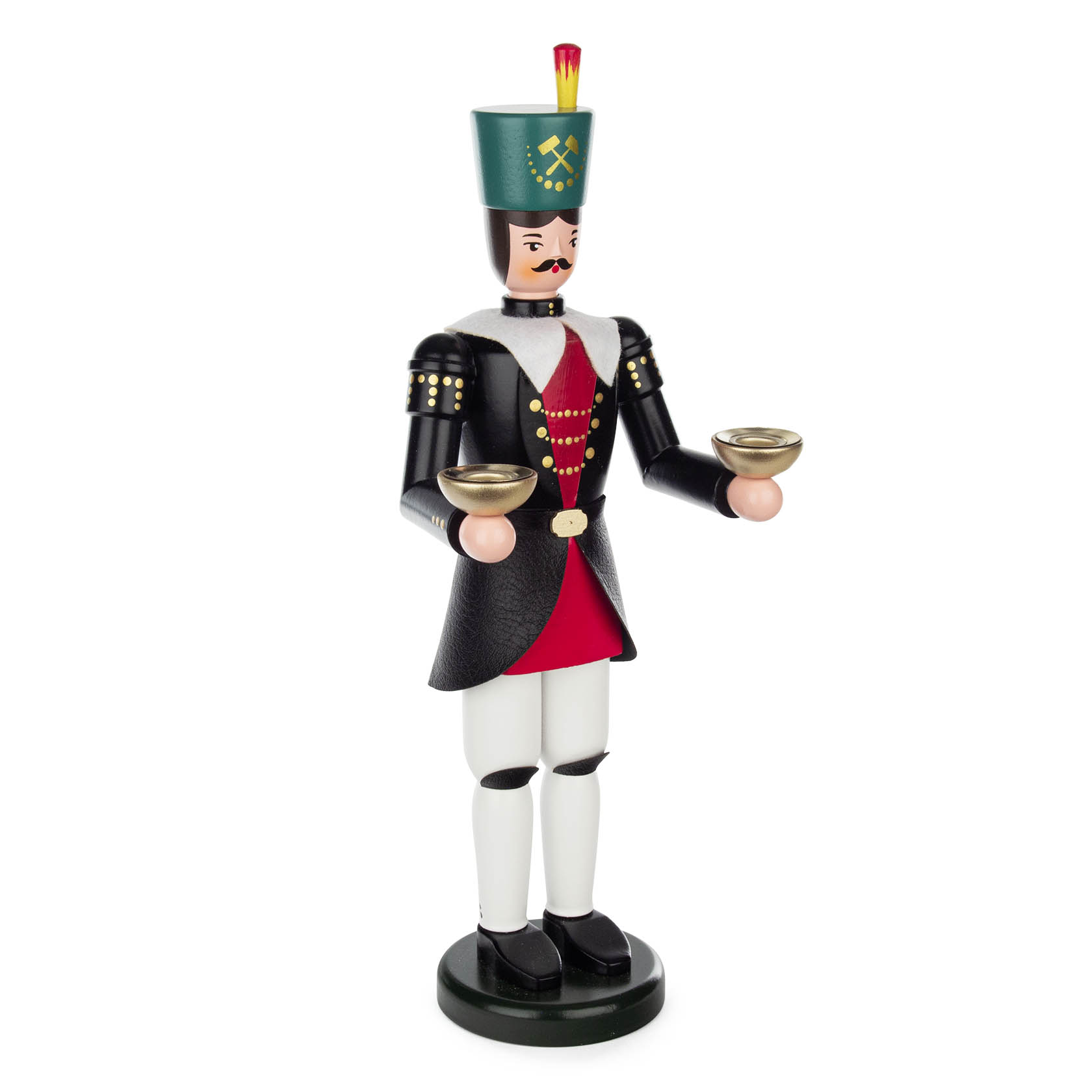 Holzfigur eines traditionellen Bergmanns mit grünem Hut, schwarzem Mantel und roten Details, der zwei goldene Kerzenhalter in den Händen hält.