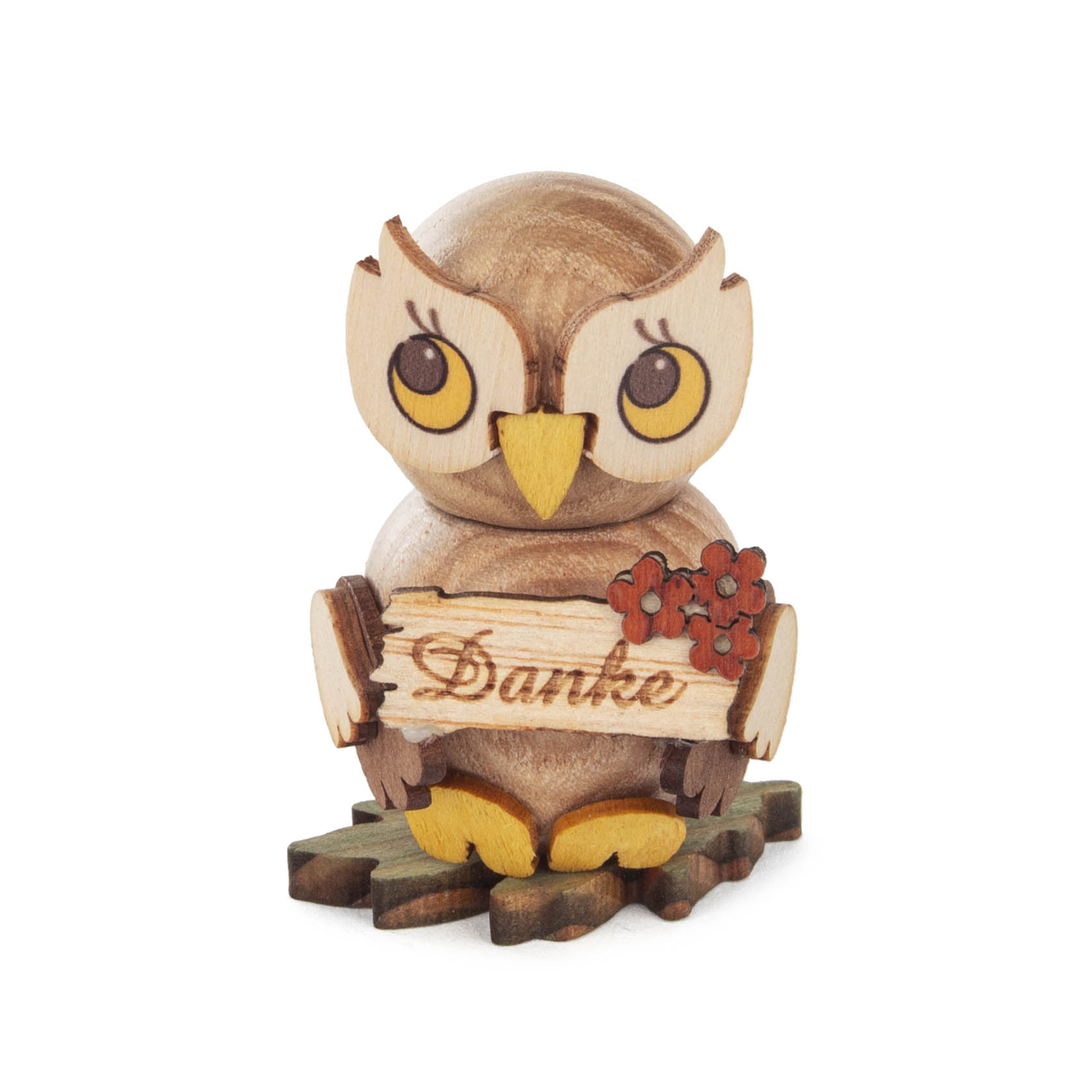 A small wooden owl figurine holding a sign with the word 'Danke' and red flowers engraved on it. im Dregeno Online Shop günstig kaufen