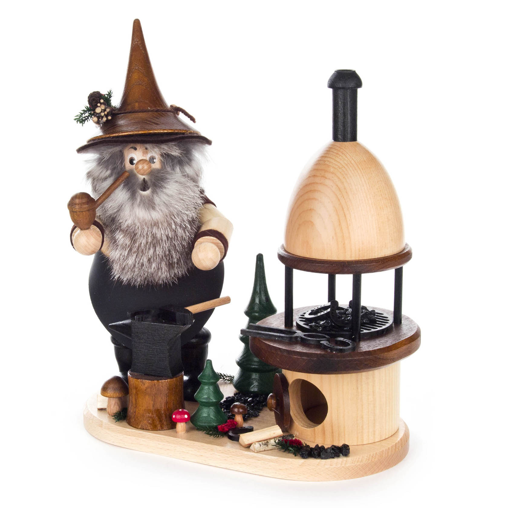 Handgefertigter Räuchermann als Waldwichtel-Schmied mit langem Bart und spitzem Hut, rauchender Pfeife, neben einem Amboss und einem kleinen Ofen. im Dregeno Online Shop günstig kaufen