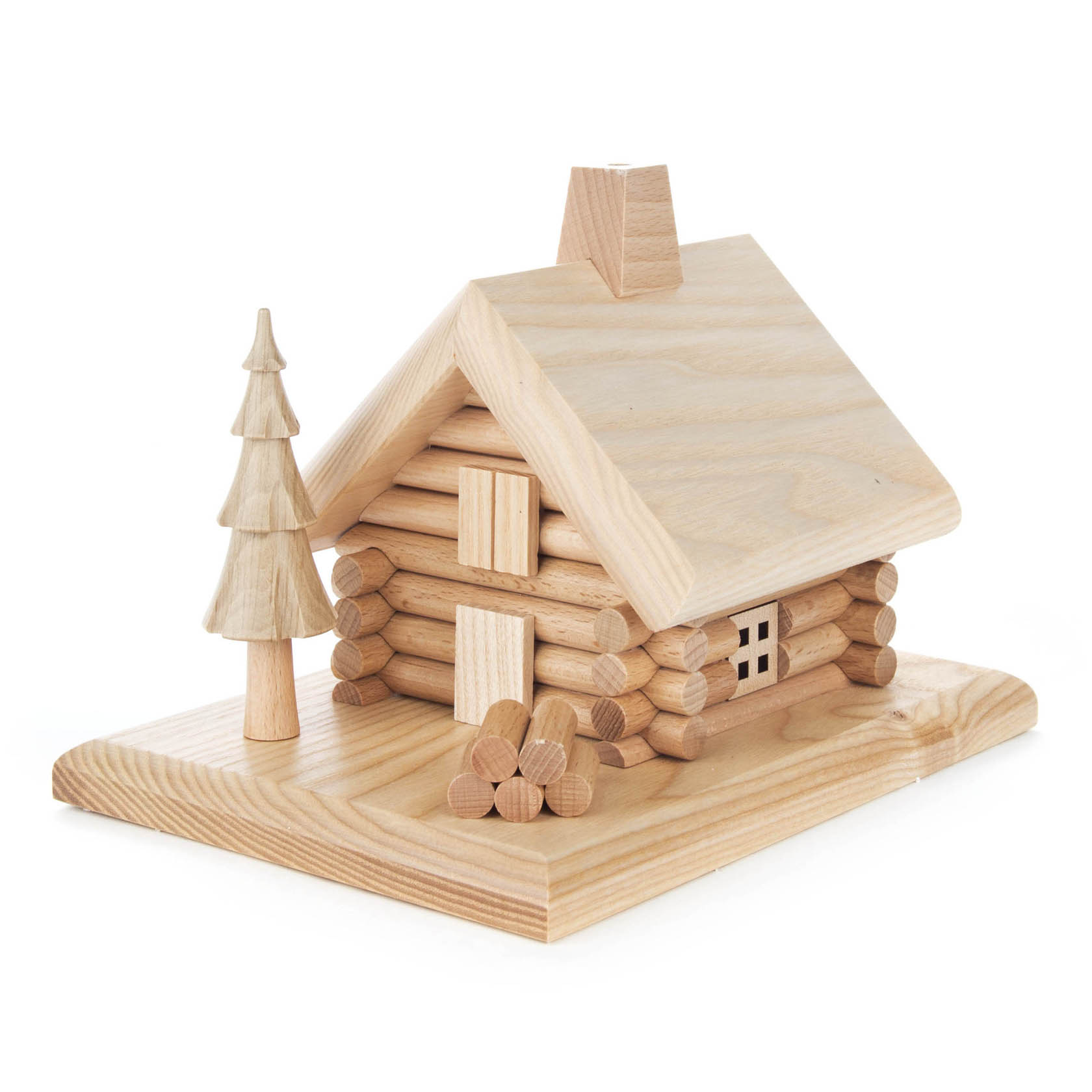 Ein naturbelassenes Räucherhaus in Form eines Blockhauses mit kleinem Baum und Stapel Holzscheite als Dekoration. im Dregeno Online Shop günstig kaufen