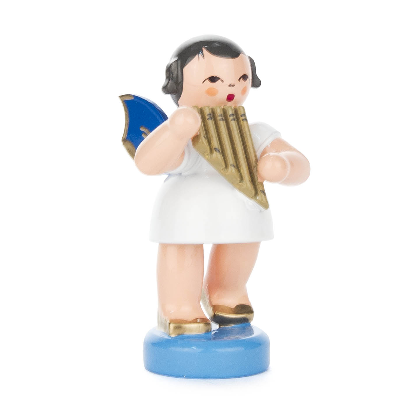 Eine Engelsfigur mit blauen Flügeln spielt eine goldene Panflöte. Der Engel trägt ein weißes Kleid, hat kurze dunkle Haare und steht auf einem blauen Sockel. im Dregeno Online Shop günstig kaufen