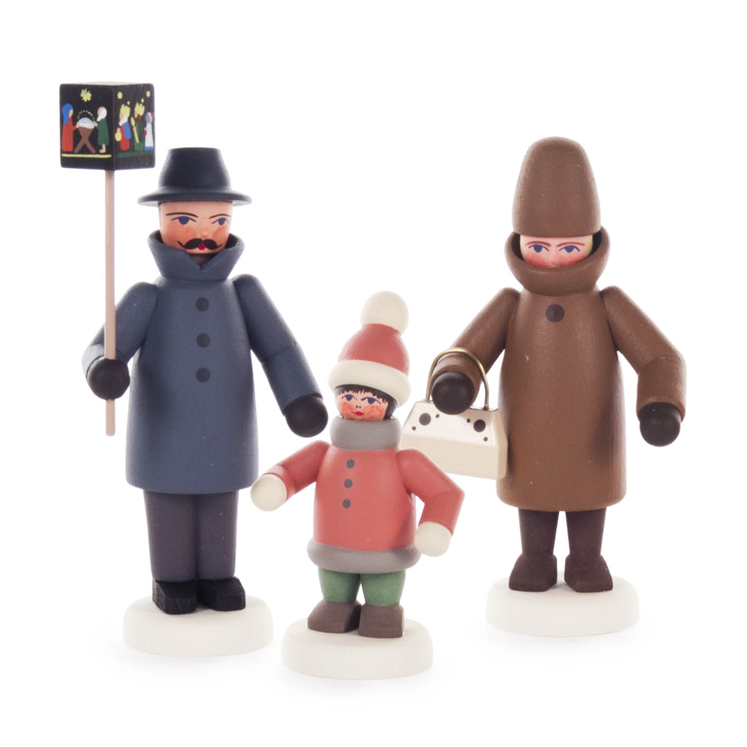 Auf dem Bild sind drei hölzerne Figuren zu sehen: ein Mann mit Hut und Laterne, ein Kind mit Mütze, und eine Frau mit Mantel und Tasche. im Dregeno Online Shop günstig kaufen