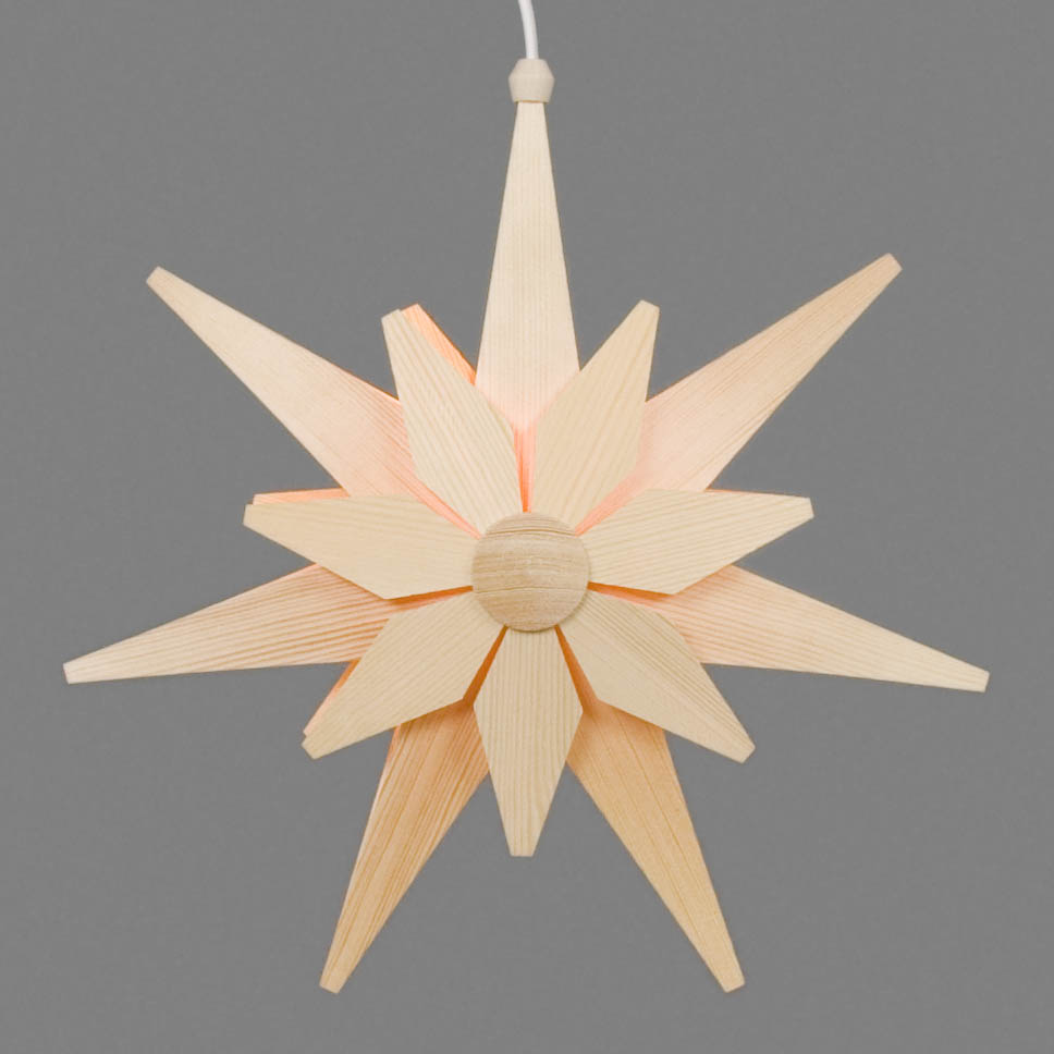 Elektrisch beleuchteter Weihnachtsstern aus hellem Holz mit doppelter Spitze.