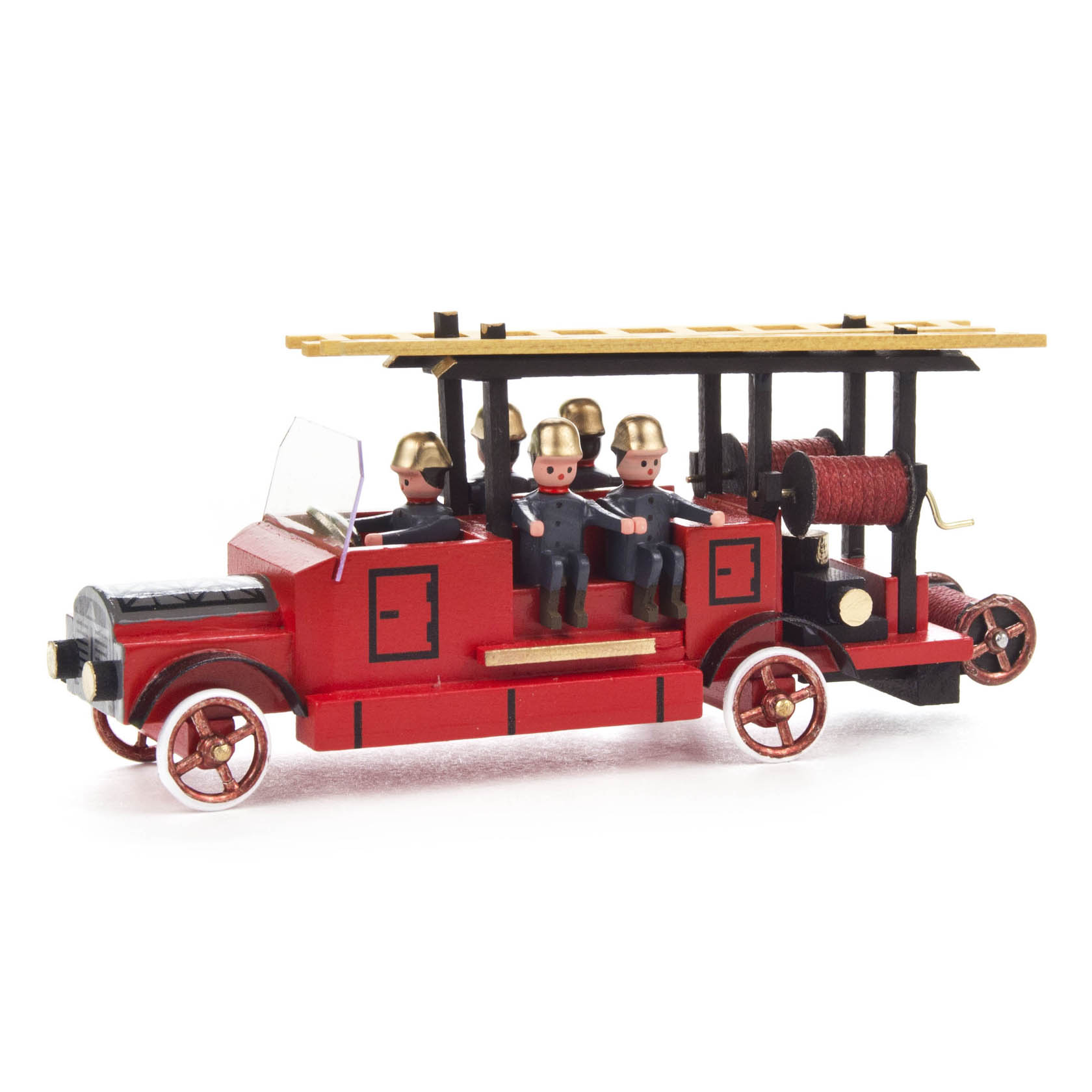 Spielzeugmodell eines roten Feuerwehrwagens mit goldenen Details. Drei Feuerwehrfiguren mit Helmen sind auf dem Wagen platziert. im Dregeno Online Shop günstig kaufen