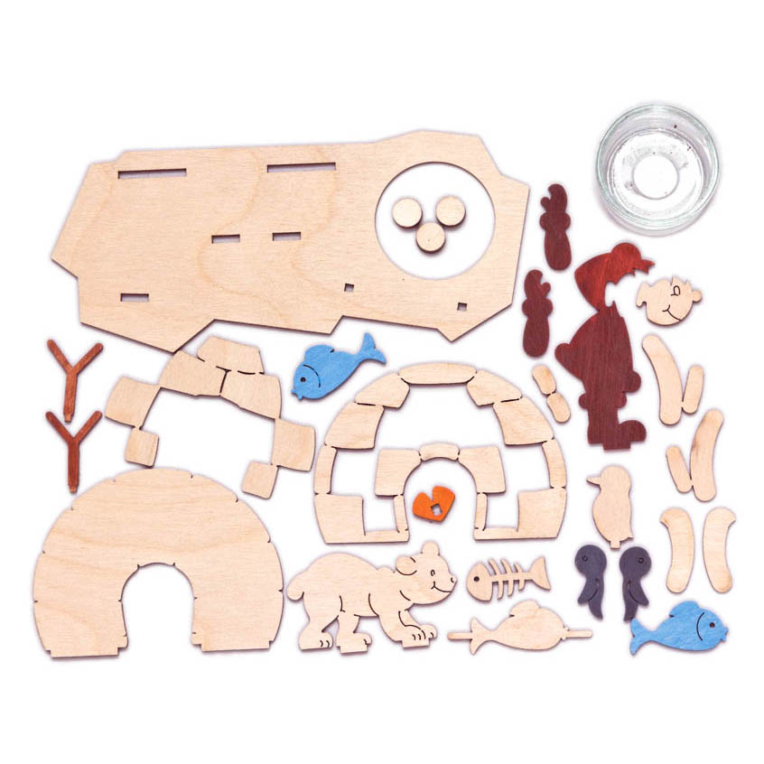 Ein Bastelset für einen Teelichthalter in Eskimo-Design bestehend aus verschiedenen Holzteilen inklusive Tier- und Fischfiguren sowie einem Teelichtglas.