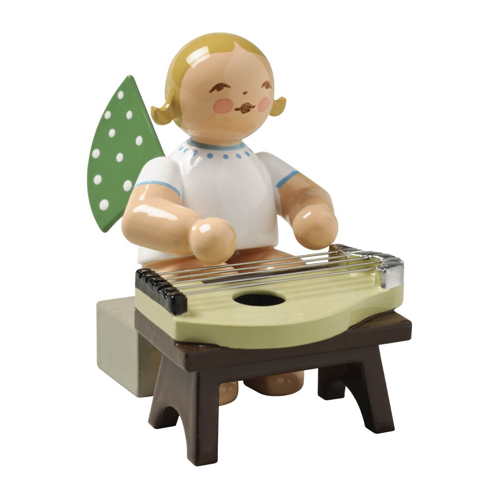 Lachender Engel mit grünen Flügeln und gepunktetem Muster, spielt eine Zither und sitzt auf einem braunen Sockel. im Dregeno Online Shop günstig kaufen