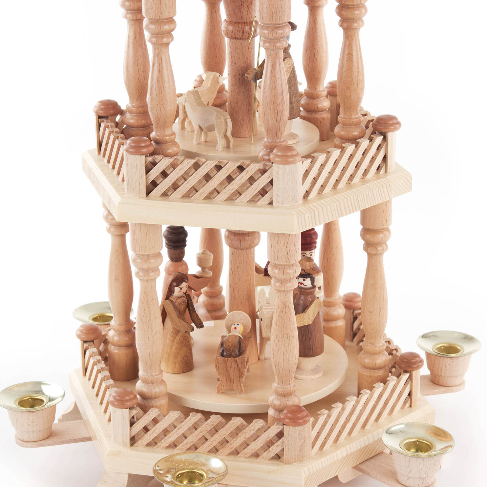 Zweistufige Weihnachtspyramide aus Holz mit Szenen der Geburt Christi. Oberes Stockwerk zeigt Hirten und Schafe, unteres Stockwerk zeigt Maria, Josef und das Jesuskind.