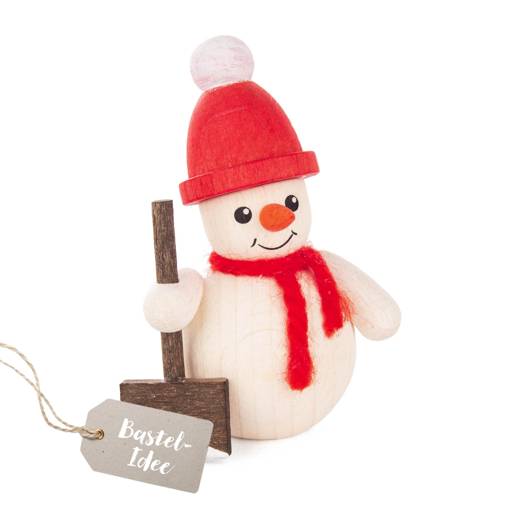 Ein kleiner Schneemann aus Holz mit rotem Hut und Schal, hält einen Schneeschieber. Der Schneemann lächelt und hat eine orange Karottennase. im Dregeno Online Shop günstig kaufen