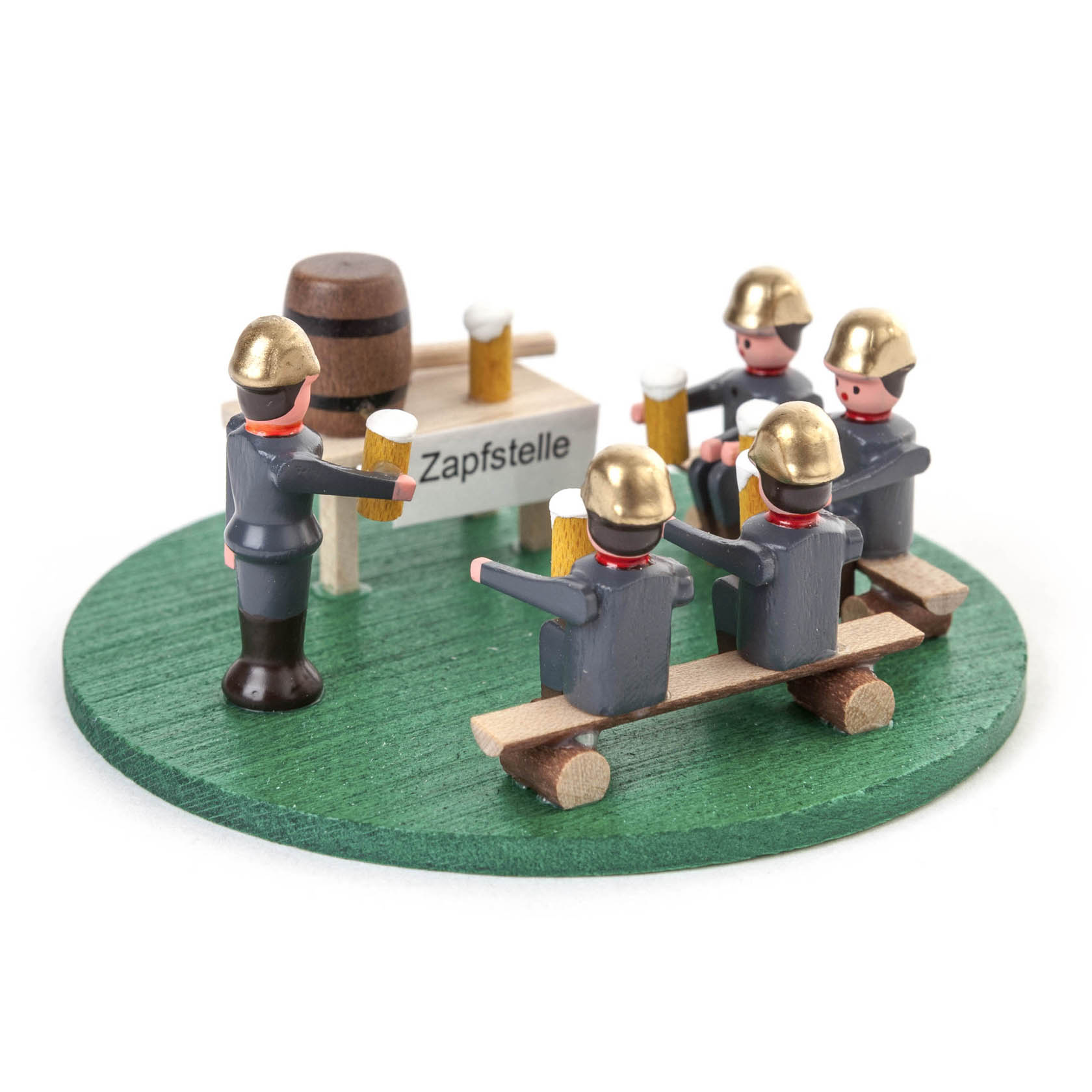 Miniaturfiguren in Uniformen mit goldenen Helmen sitzen um einen Tisch mit einem Bierfass und Schildern 'Zapfstelle'. Einer der Männer steht und hält ein Bier. im Dregeno Online Shop günstig kaufen