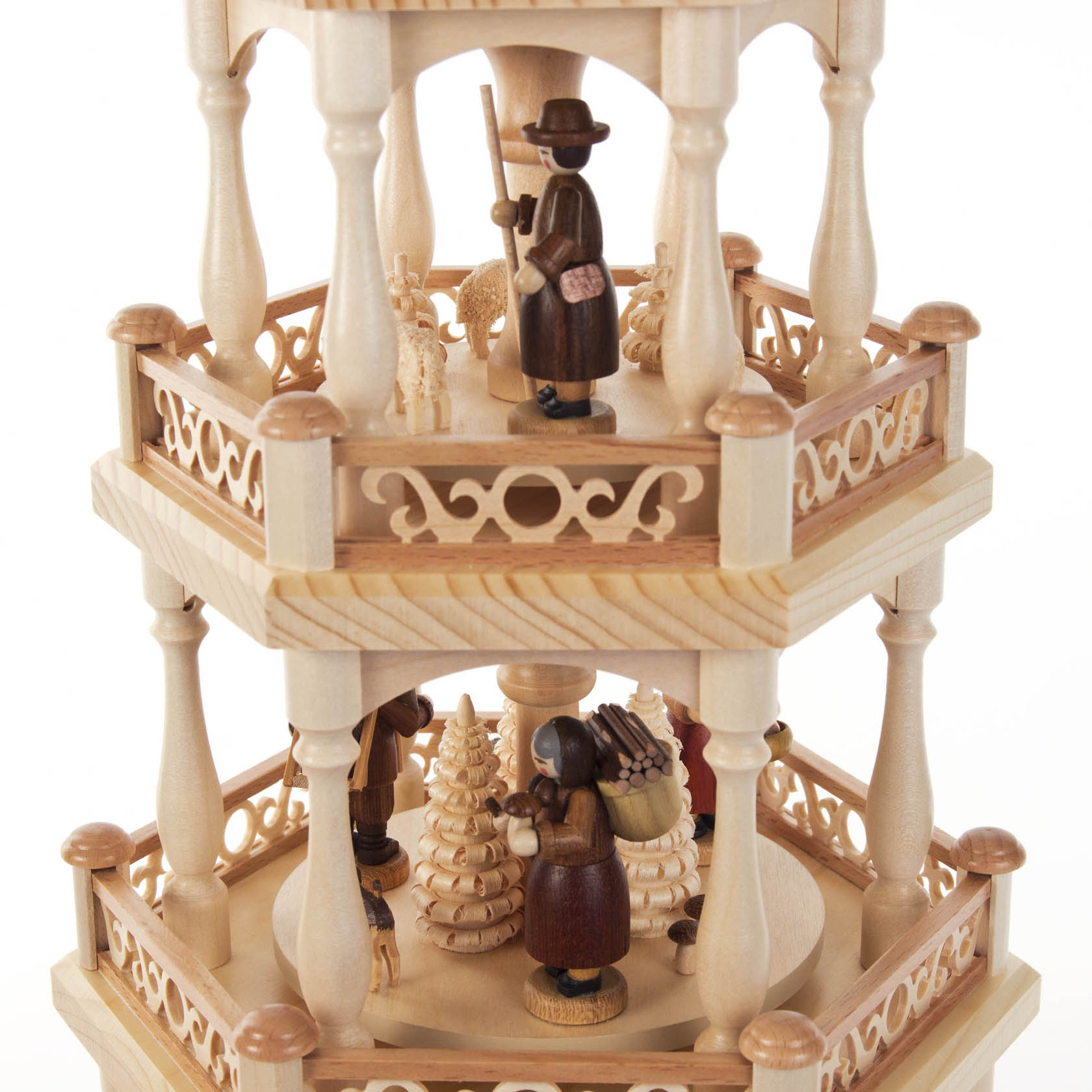Holzpyramide mit drei Etagen, verziert mit Figuren wie Wanderern und Schafen. Geeignet für Kerzen mit einem Durchmesser von 14mm.