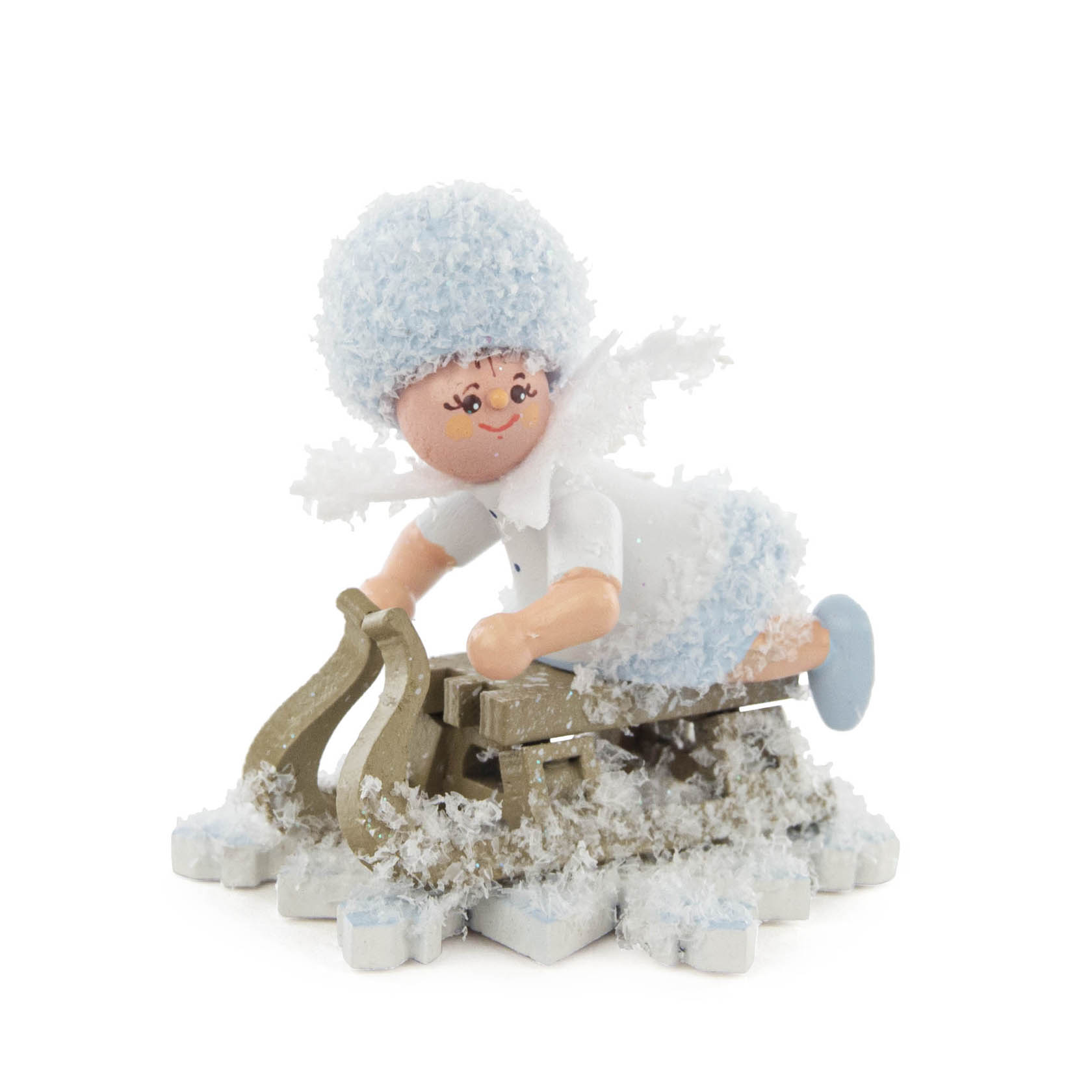 Kleine Schneemännchen-Figur auf einem Schlitten, bekleidet mit blauer Mütze und Mantel, umgeben von künstlichem Schnee. im Dregeno Online Shop günstig kaufen