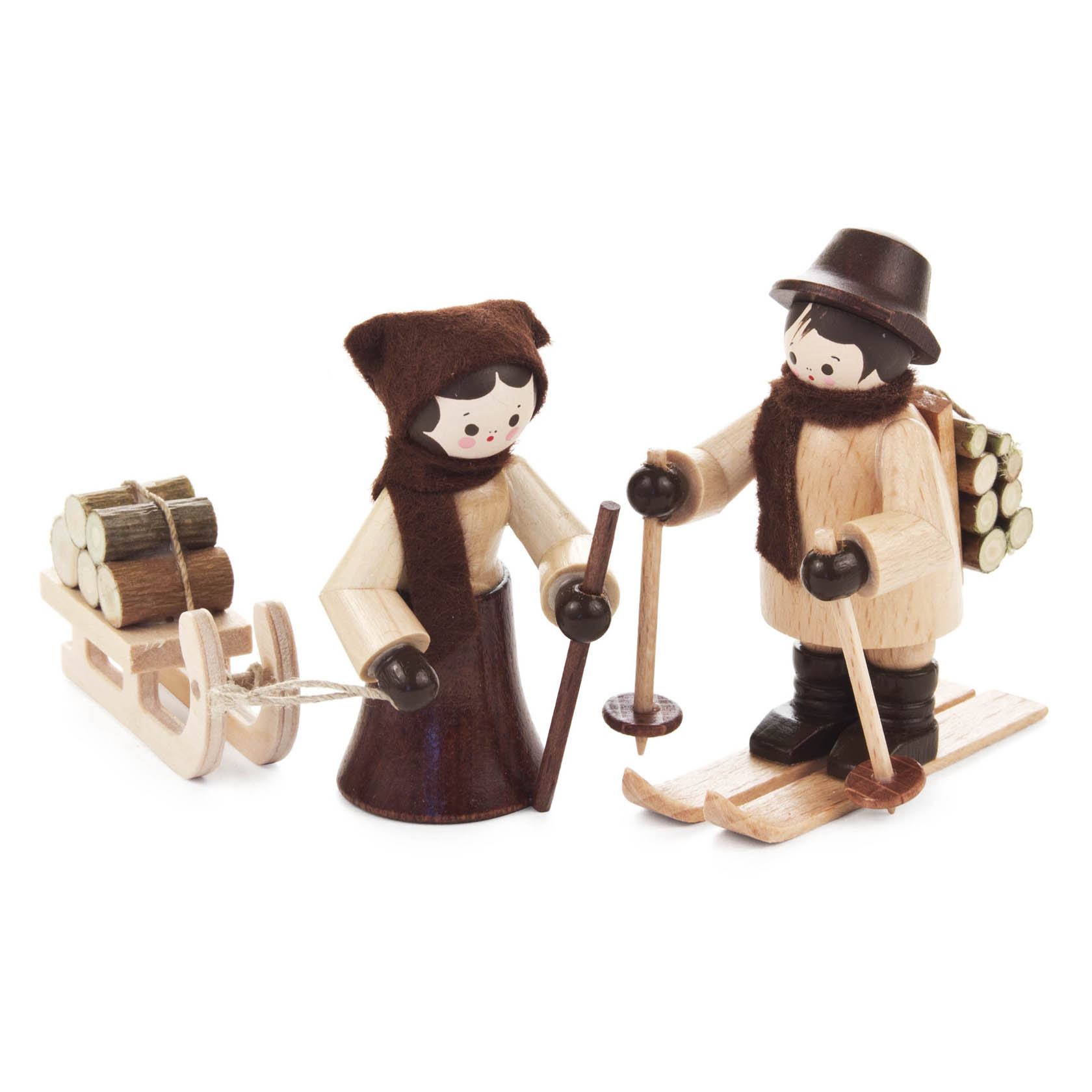 Zwei handgefertigte Holzfiguren, eine Frau und ein Mann, in Winterkleidung mit Skiausrüstung und einem Schlitten voller Holzstämme. im Dregeno Online Shop günstig kaufen
