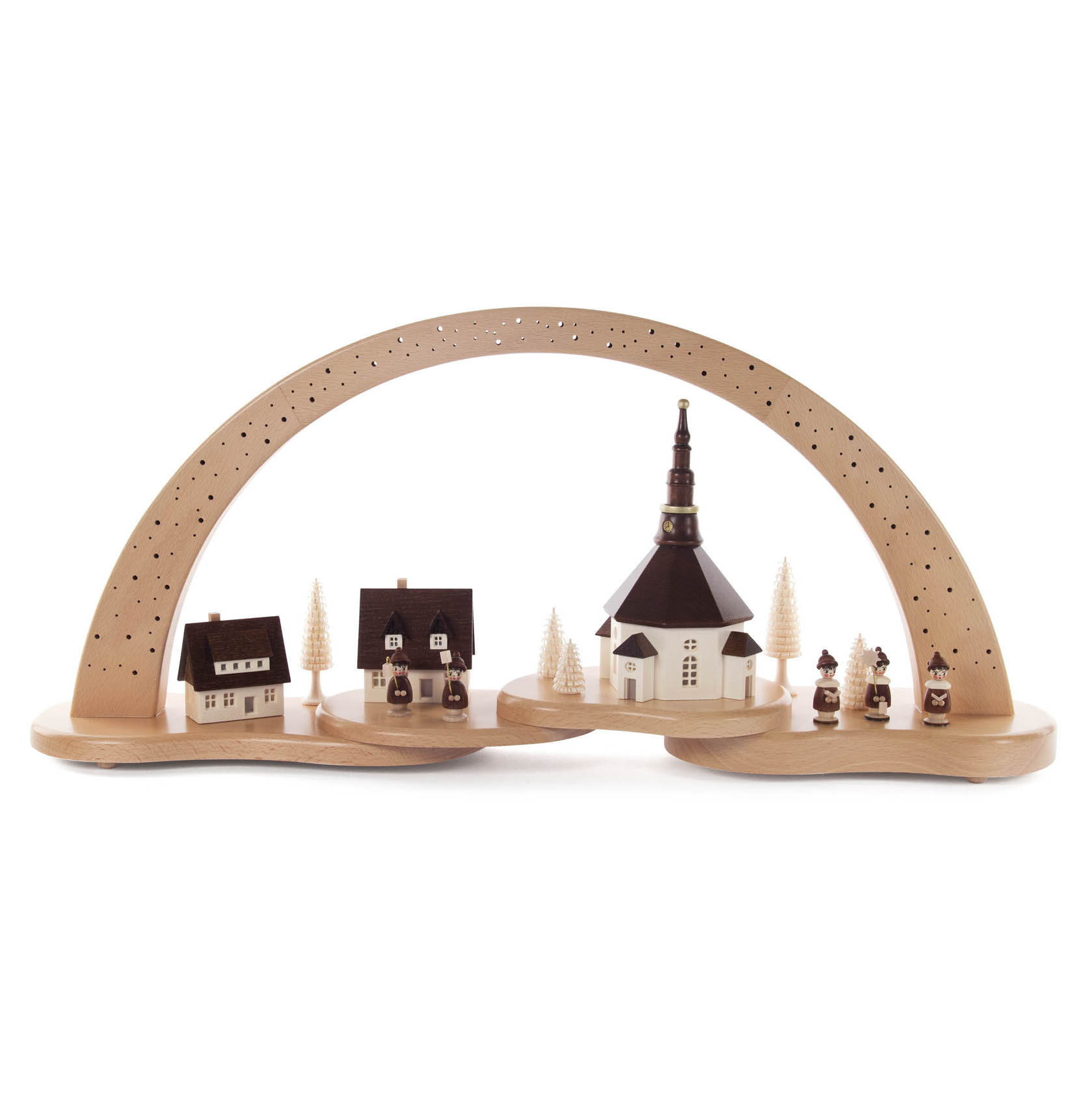 Ein Schwibbogen zeigt eine handgefertigte Szene aus dem Seiffener Dorf mit Kurrende-Sängern, Kirche und Bäumen. Der Bogen ist elektrisch beleuchtet. im Dregeno Online Shop günstig kaufen