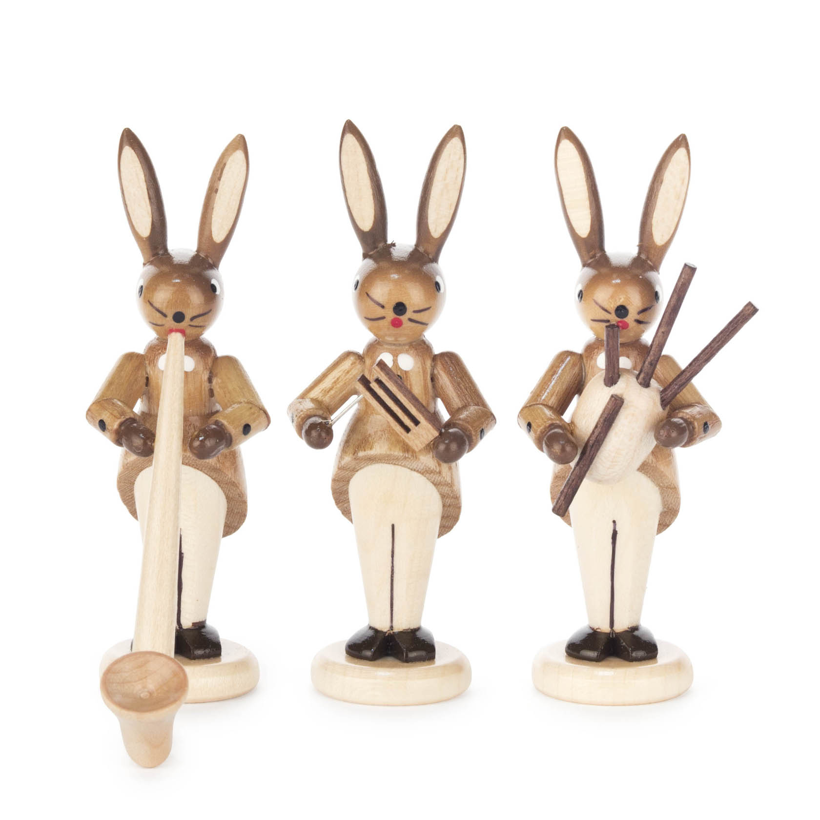 Drei Holzhasenfiguren: Links ein Hase mit Alphorn, in der Mitte ein Hase mit Rassel und rechts ein Hase mit Dudelsack. Alle in natürlicher Holzfarbe. im Dregeno Online Shop günstig kaufen