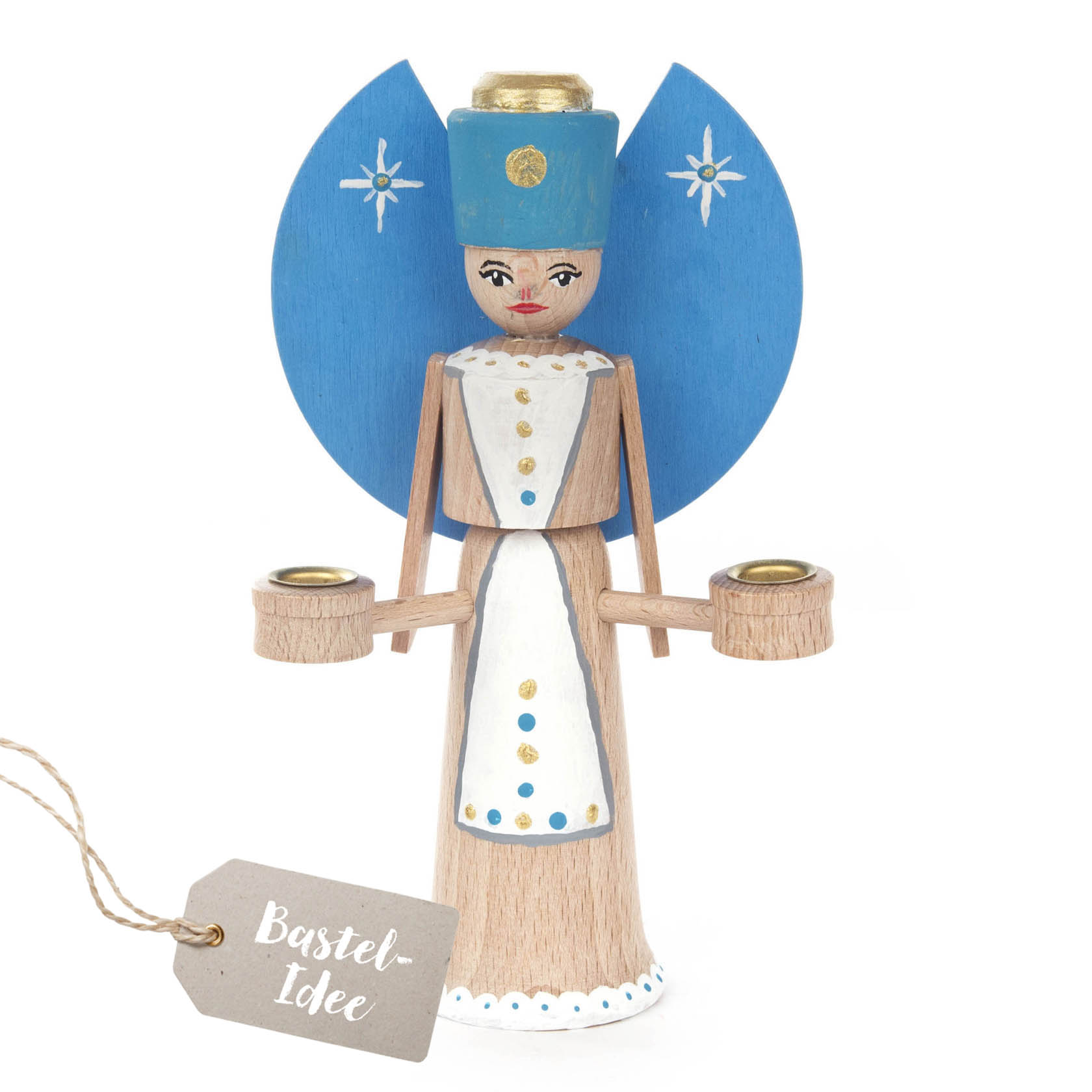 Holzengel-Bastelset mit blauen Flügeln und Kerzenhaltern in den Händen. Der Engel trägt eine blaue Kopfbedeckung und ein weißes Kleid mit blauen Verzierungen. im Dregeno Online Shop günstig kaufen