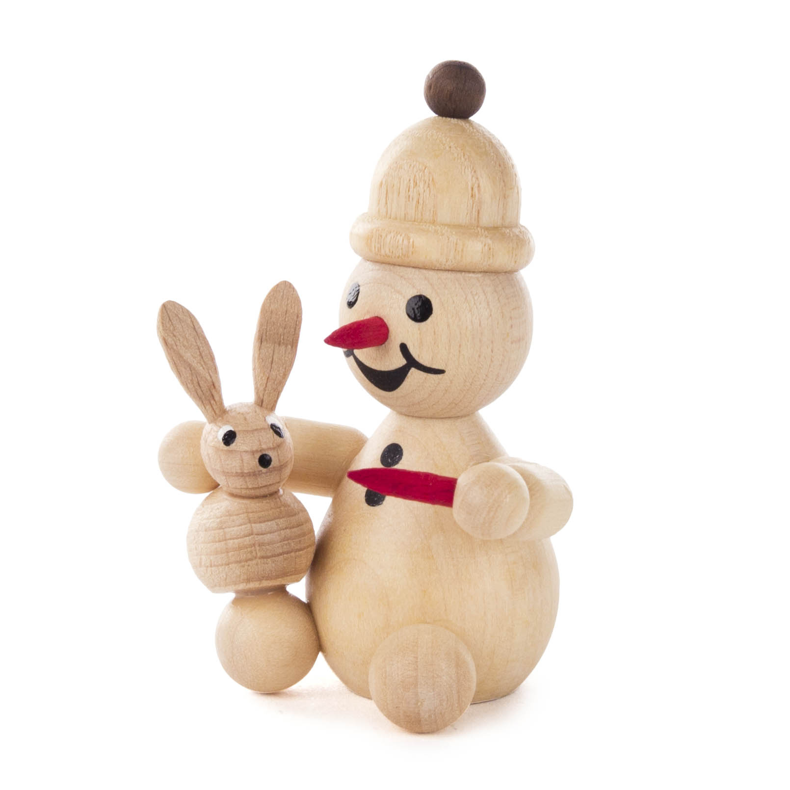 Kleiner Holzschneemann mit Mütze, roter Nase und rotem Schal hält einen kleinen Holzhasen auf dem Schoß.