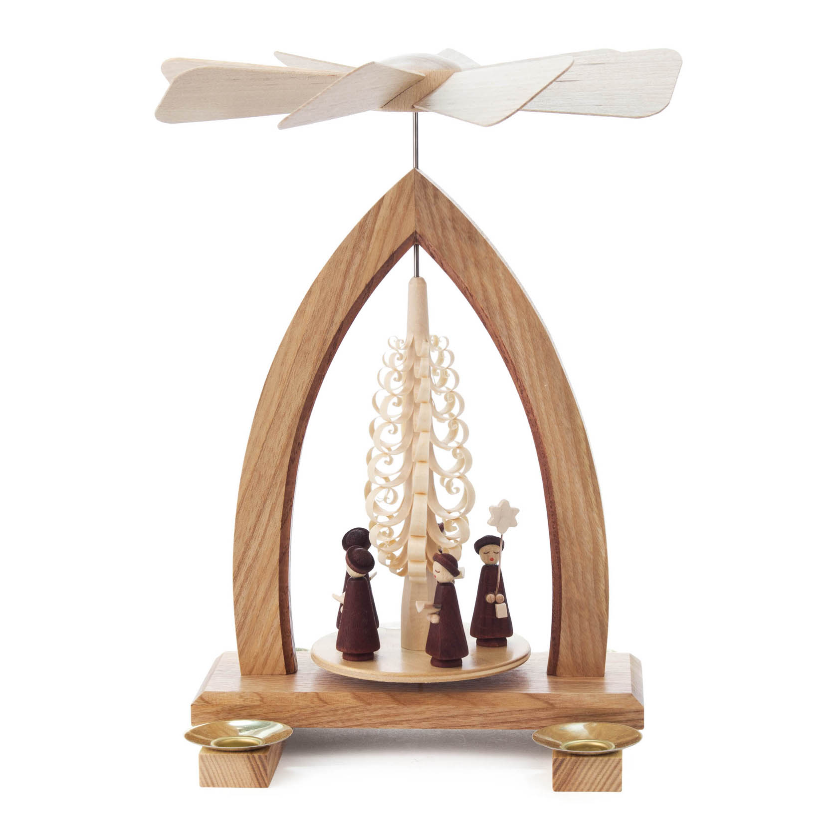 Holzpyramide mit Kurrende-Figuren. Drei Holzfiguren in brauner Robe singen unter einem geschnitzten Baum, oben ein Flügelrad. Geeignet für 14mm Kerzen. im Dregeno Online Shop günstig kaufen
