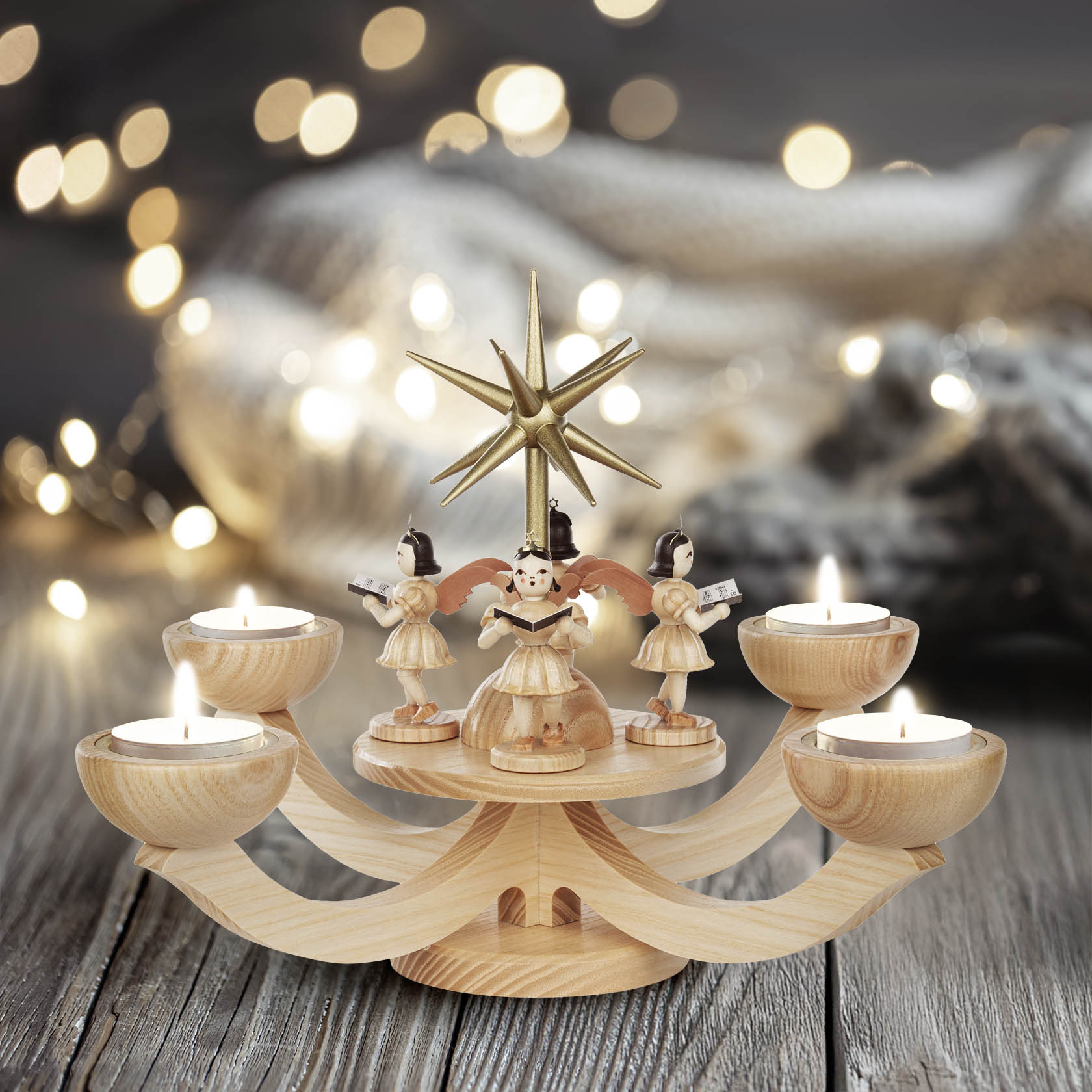 Ein natürlicher Adventsleuchter aus Holz mit vier Engeln, die je ein Teelicht halten und um einen zentralen Stern angeordnet sind.
