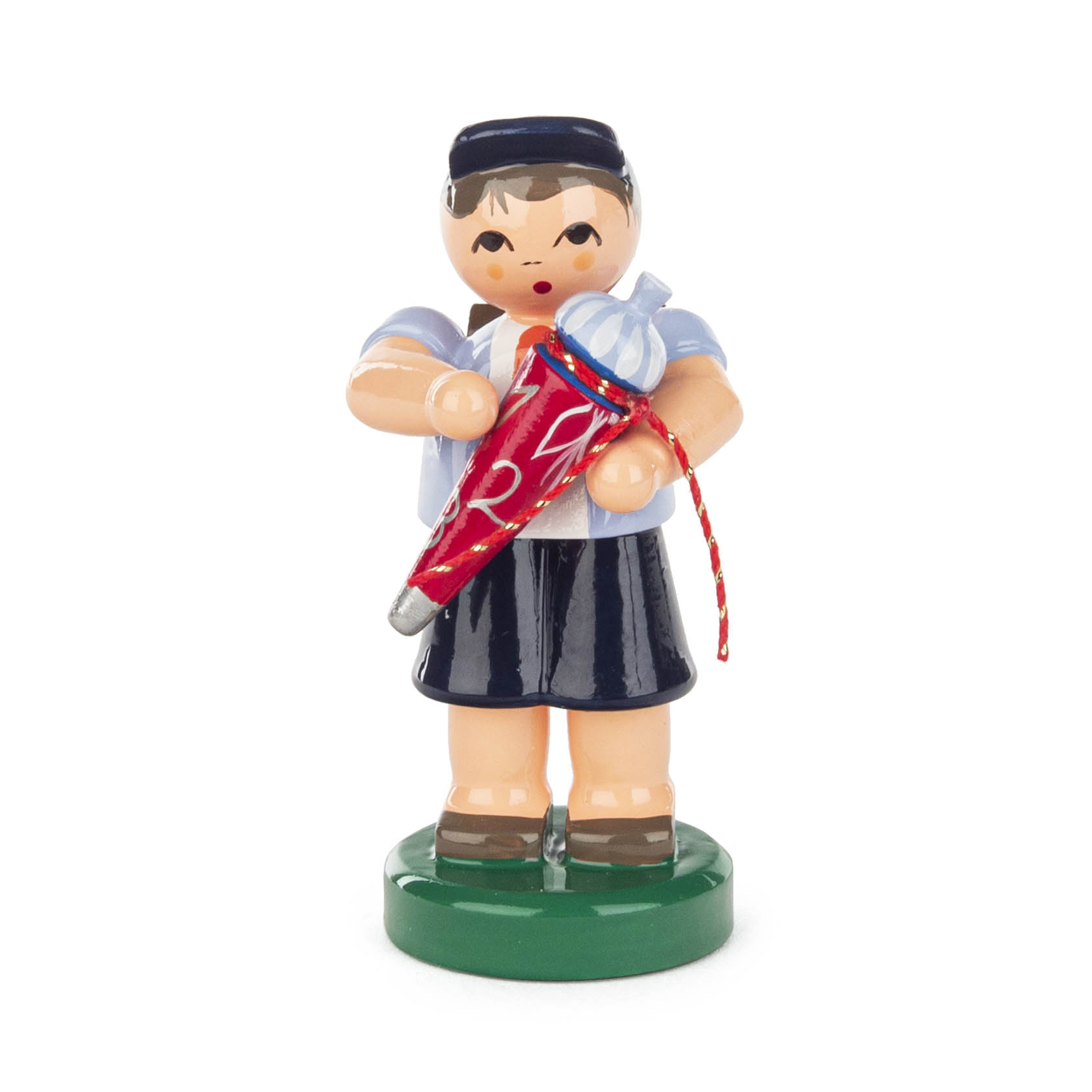 Figur eines Jungen in Schuluniform mit dunkelblauer Mütze, der eine rote Schultüte in den Händen hält.