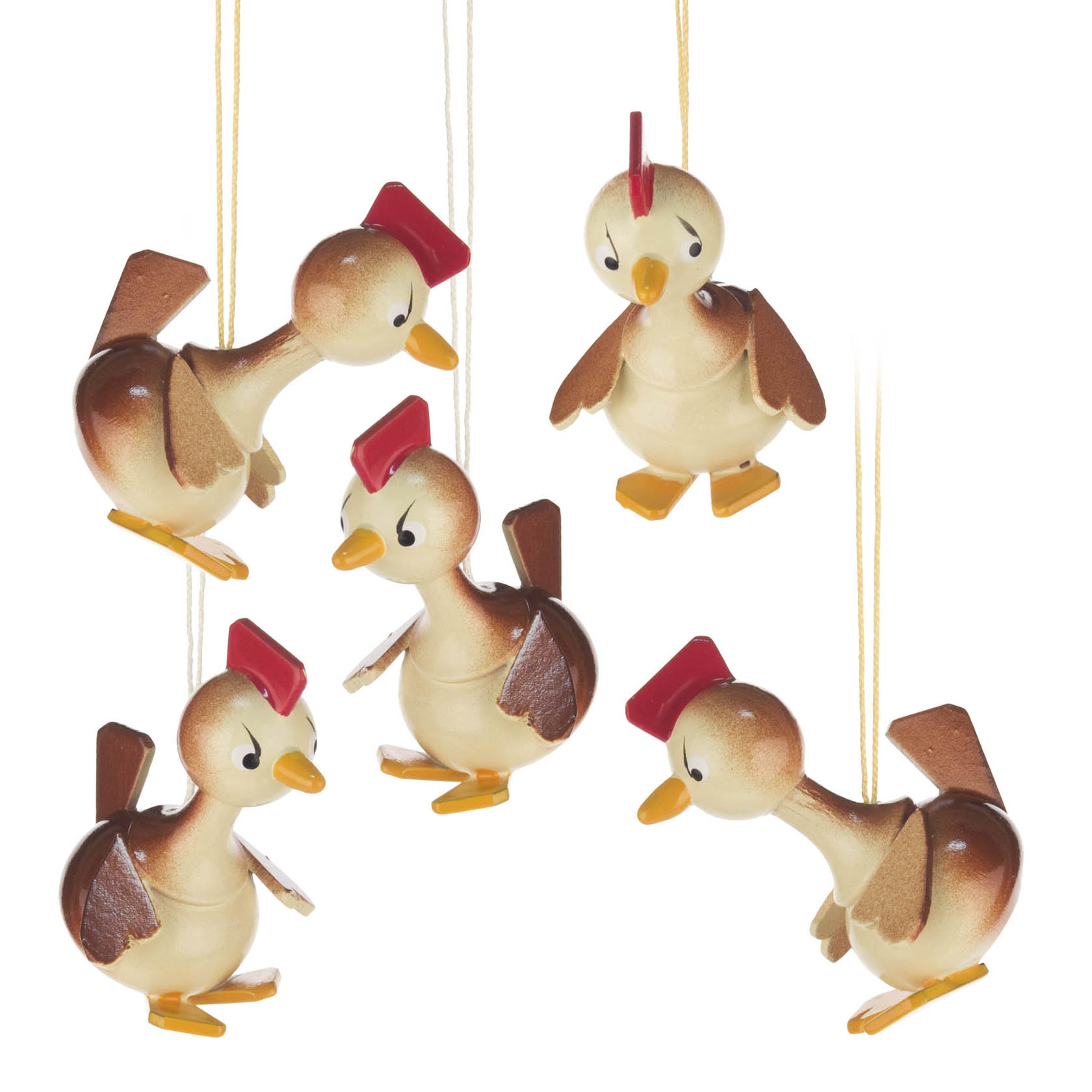Fünf kleine Holzdekorationen in Form von Hähnchen mit roten Kämmen und gelben Schnäbeln, die an Fäden hängen. im Dregeno Online Shop günstig kaufen